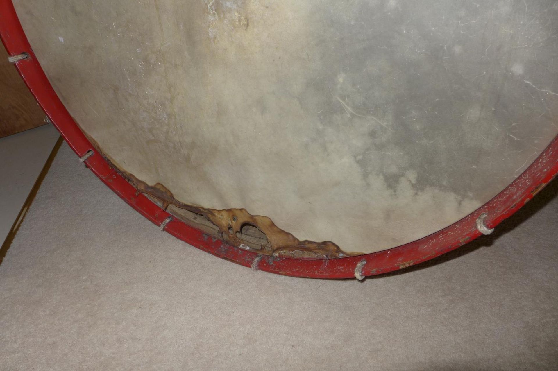 A LARGE EARLY 20TH CENTURY ROYAL ARTILLARY REGIMENTAL BASS DRUM, 82 CM DIAMETER, WITH ROYAL COAT - Image 8 of 17