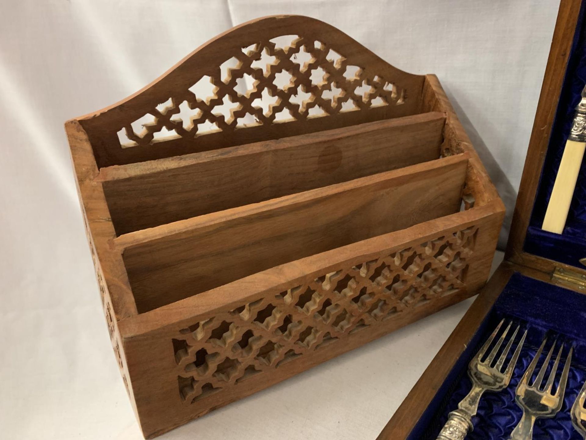 A MAHOGANY AND BRASS INLAY CANTEEN OF CUTLERY WITH TWELVE SETS OF FISH KNIVES AND FORKS AND A LETTER - Image 5 of 6