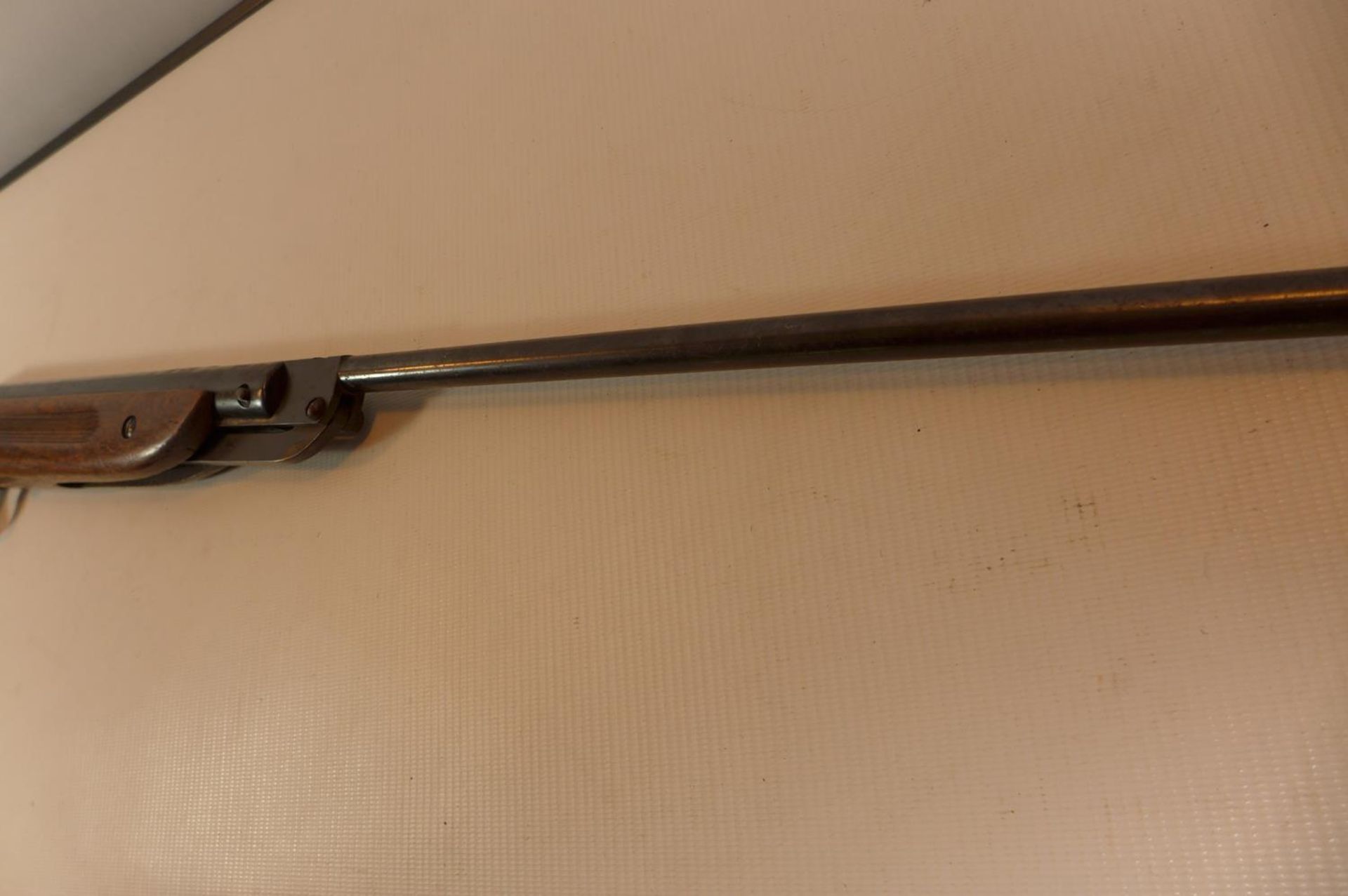 A WEBLEY RANGER 177 CALIBRE AIR RIFLE WITH 40.5CM BARREL. SERIAL NUMBER 929 - Image 5 of 6