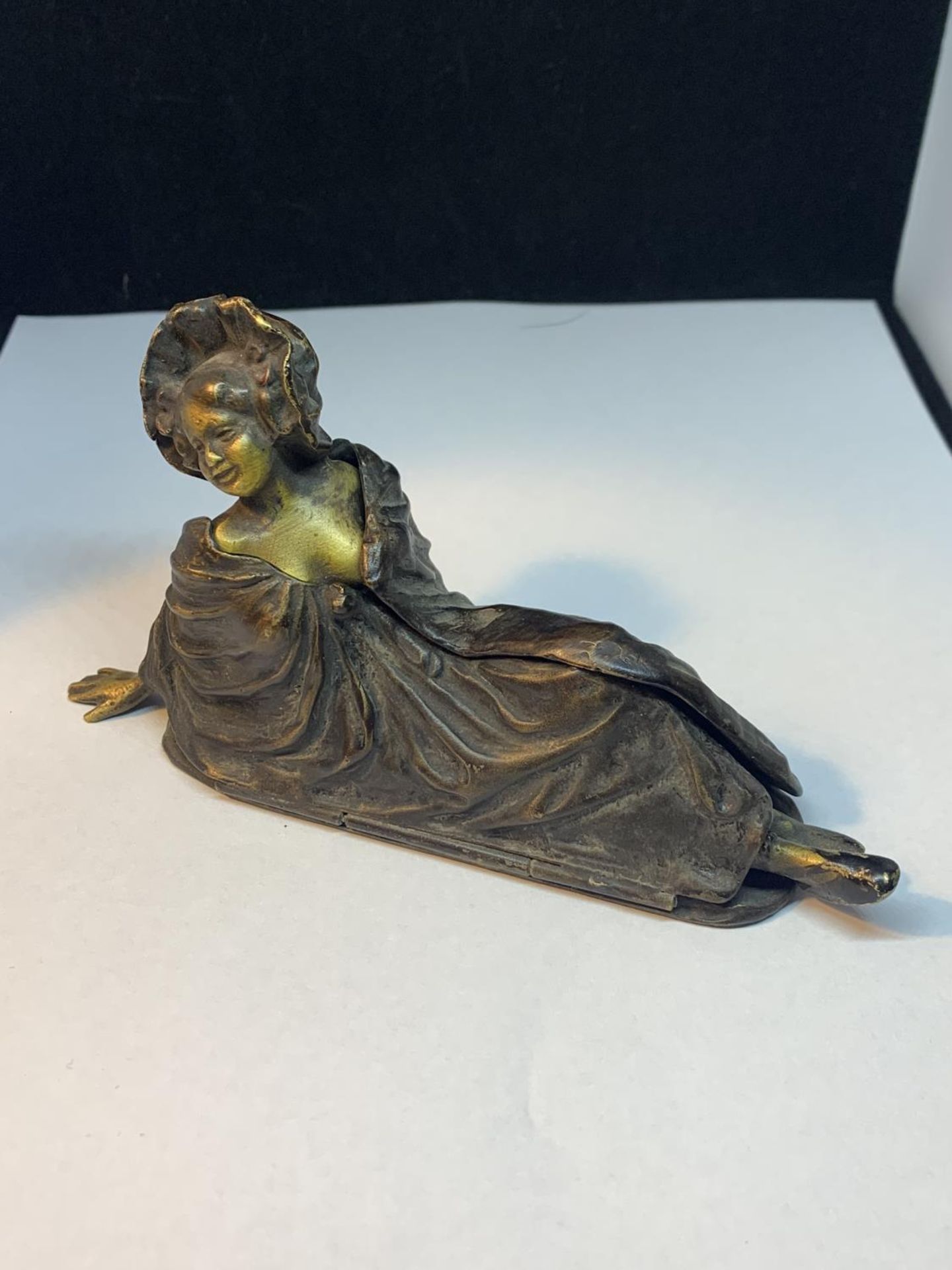 A COLD PAINTED BRONZE FIGURE WHICH OPENS OUT TO REVEAL A LADY ON A LILY PAD L:14cm