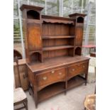 A GEORGIAN STYLE OAK DRESSER COMPLETE WITH PLATE RACK, TWO DRAWERS AND POT BOARD TO BASE W: 65"