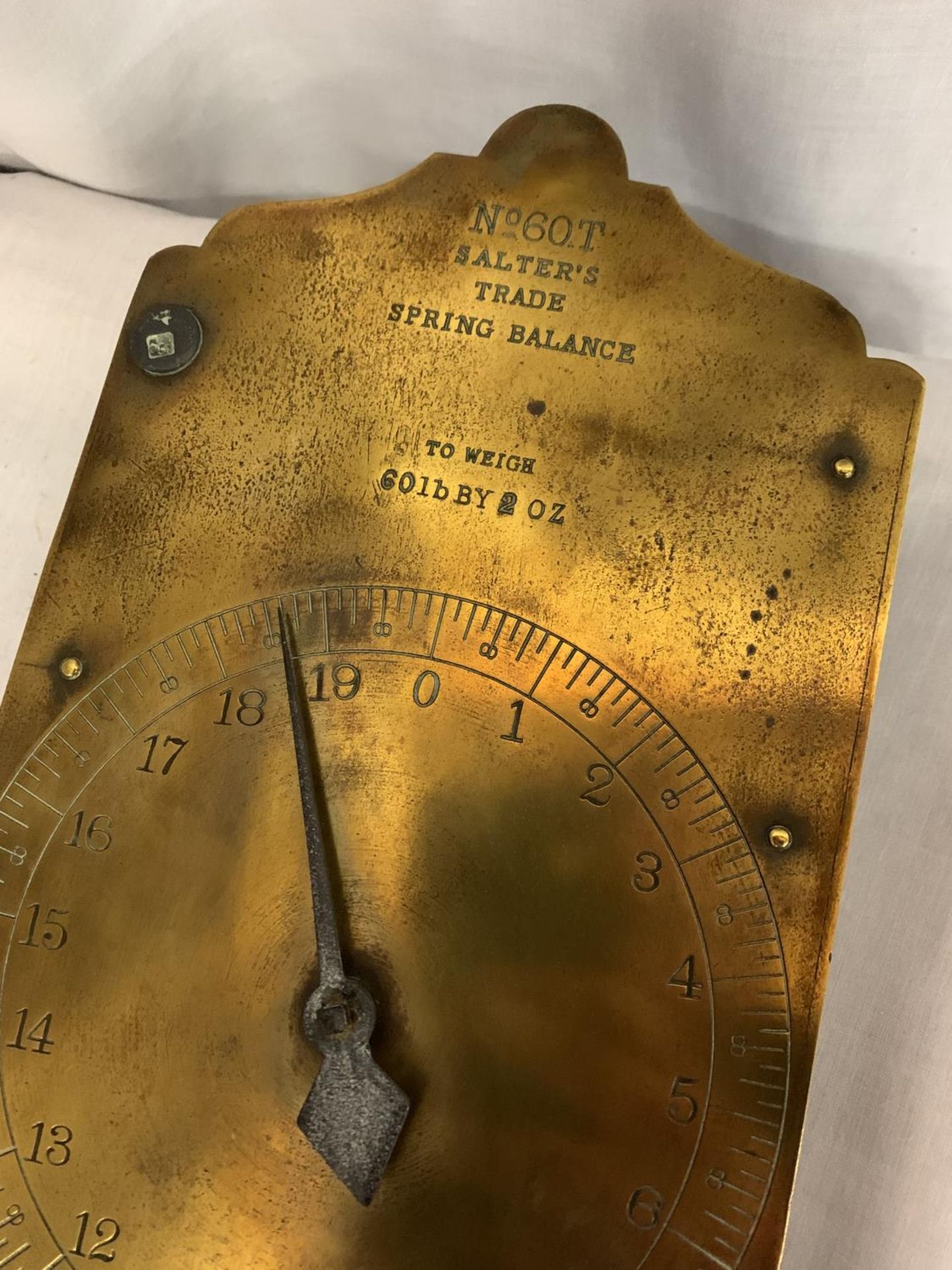 A VERY LARGE SET OF BRASS No 60T SALTERS TRADE SPRING BALANCE SCALES TO WEIGH 60LB BY 2oz LENGTH - Image 3 of 5