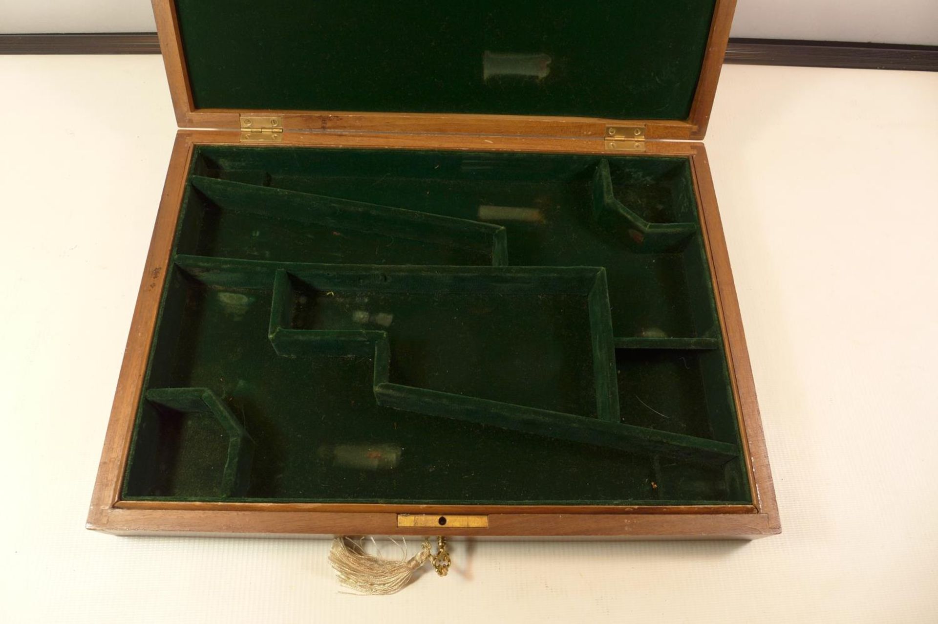 A WOODEN CASE FOR 2 PISTOLS WOULD SUIT NAVY COLT REVOLVERS WIDTH 39CM, DEPTH28CM, HEIGHT 5.5CM