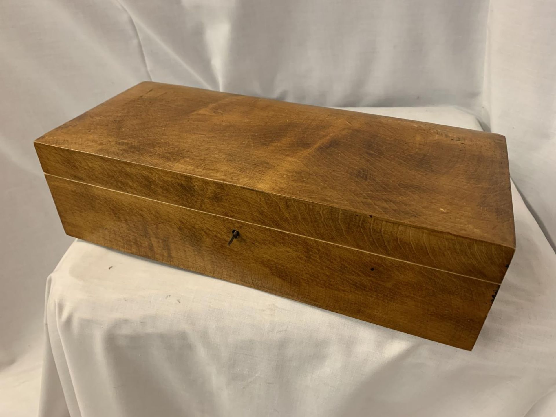 A WOODEN BOX CONTAINING A LARGE QUANTITY OF COSTUME JEWELLERY