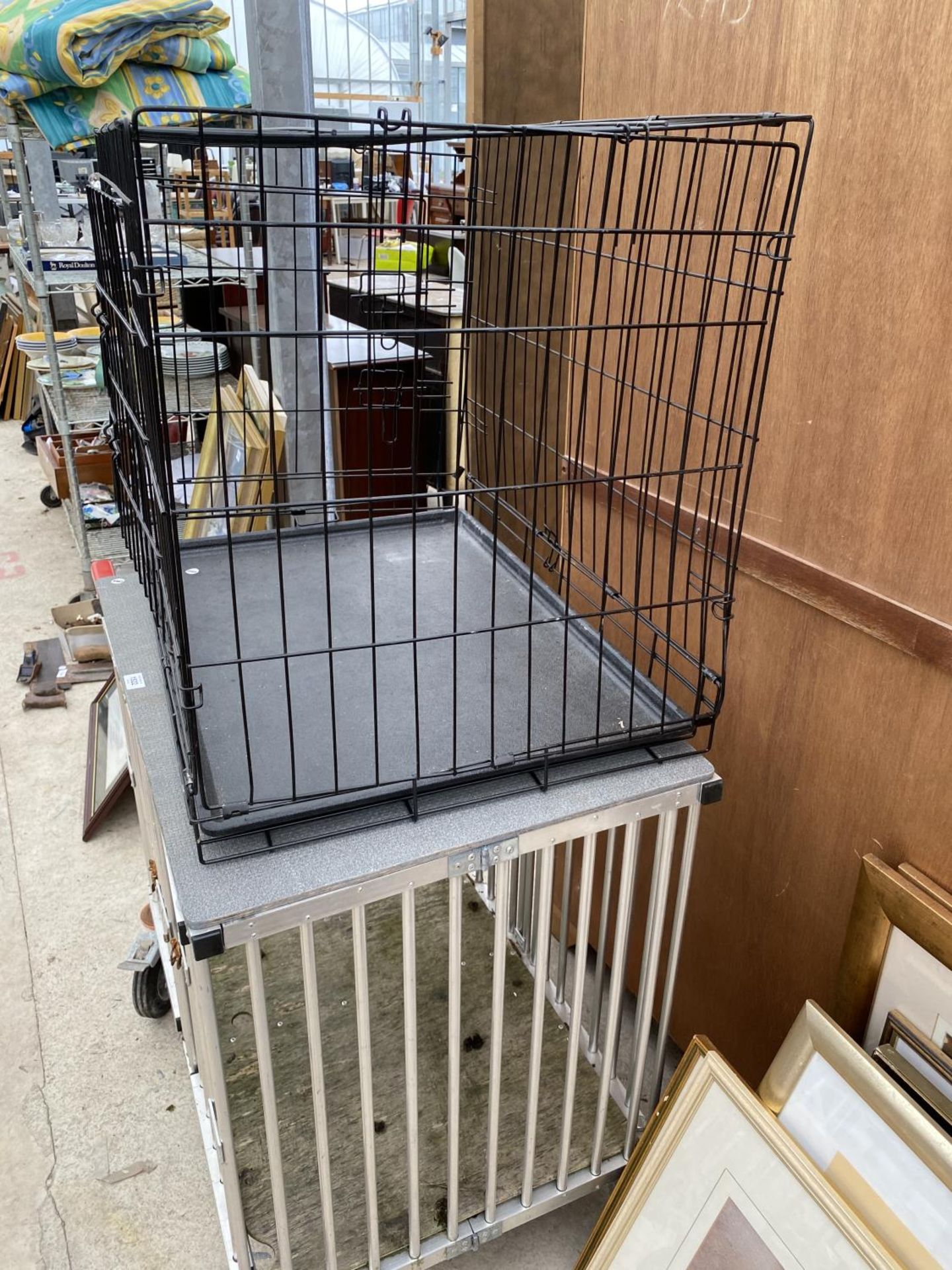 A DOG SHOWING CRATE AND A FURTHER PET CAGE - Image 4 of 4