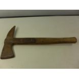 AN ESCAPE AXE, REPUTEDLY FROM AN AIRCRAFT, MARKED GMC 117, LENGTH 39.5CM
