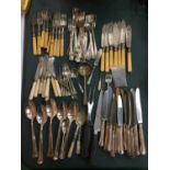 A SELECTION OF VINTAGE FLATWARE TO INCLUDE FISH KNIVES AND CAKE FORKS