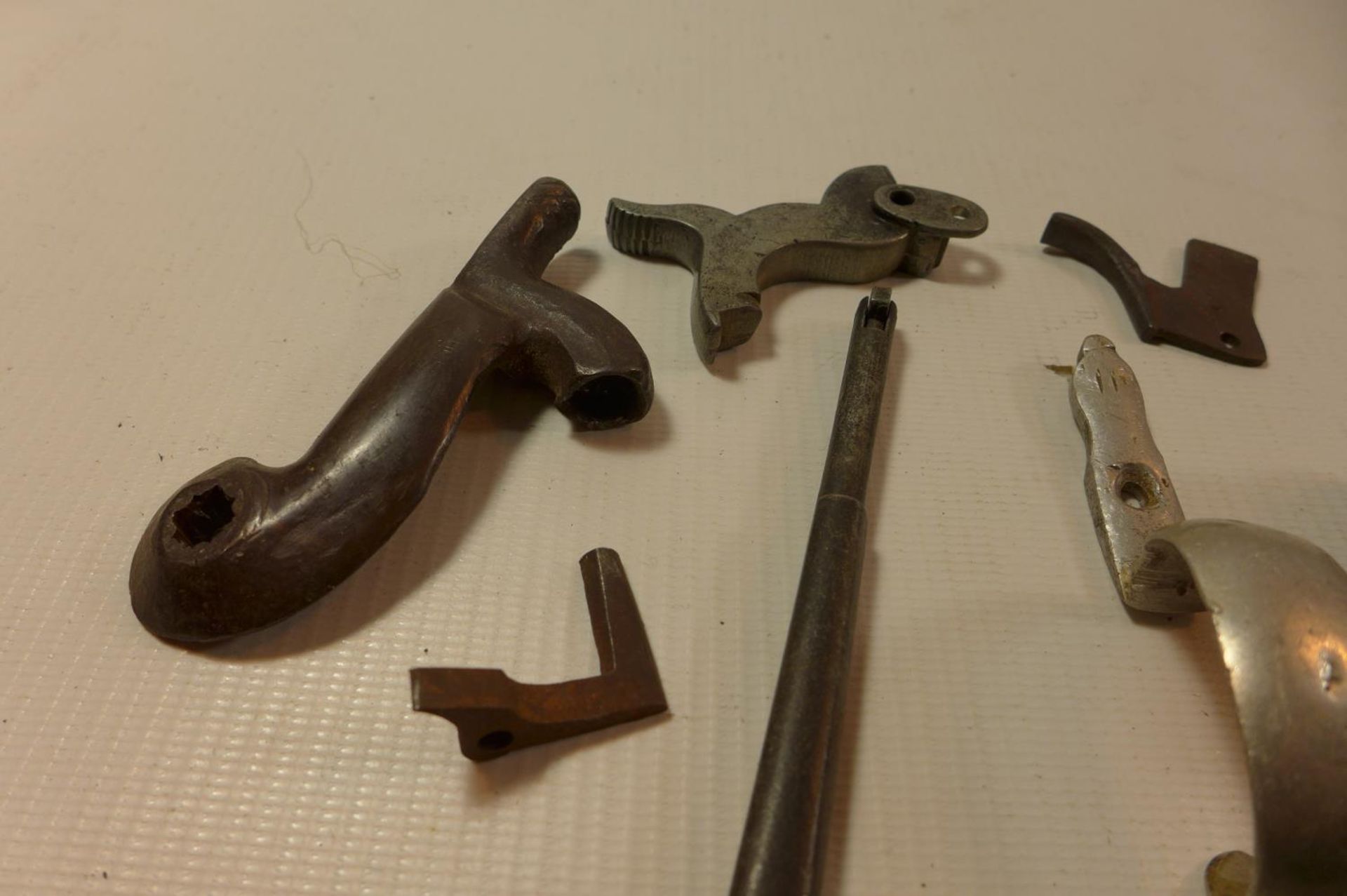 A COLLECTION OF PERCUSSION ITEMS TO INCLUDE 2 REVOLVERS, HAMMERS, SPRINGS, RAMMER ETC - Image 5 of 5