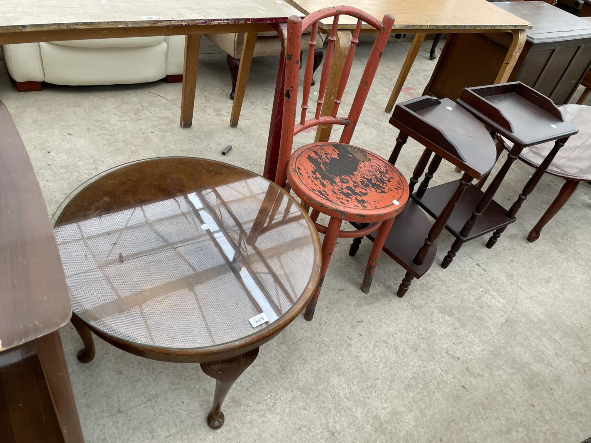 A MAHOGANY COFFEE TABLE ON CABRIOLE LEGS, BENTWOOD CHAIR AND TWO MODERN TABLES WITH GALLERY BACKS