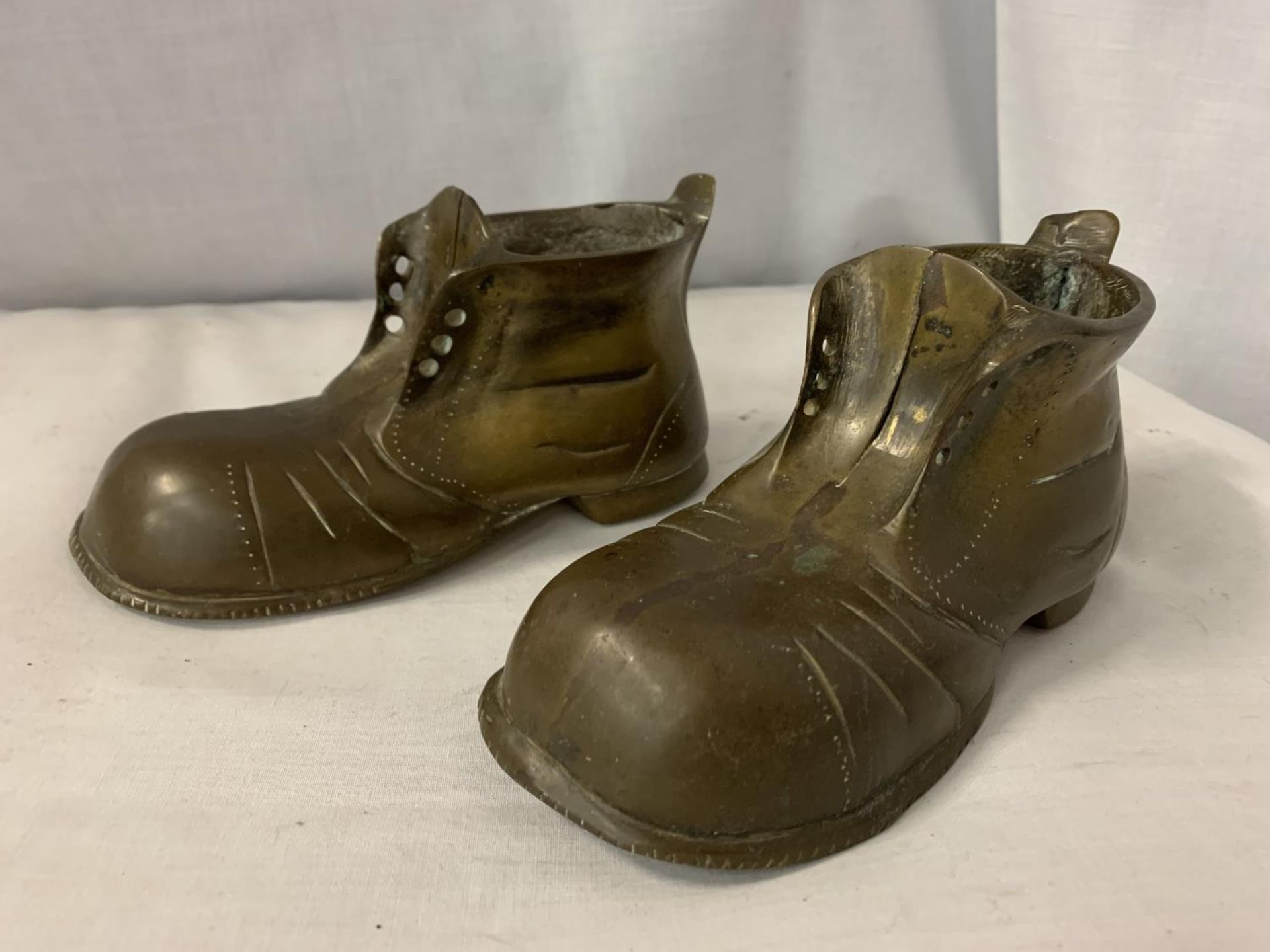 TWO HEAVY BRASS BOOTS L:19CM