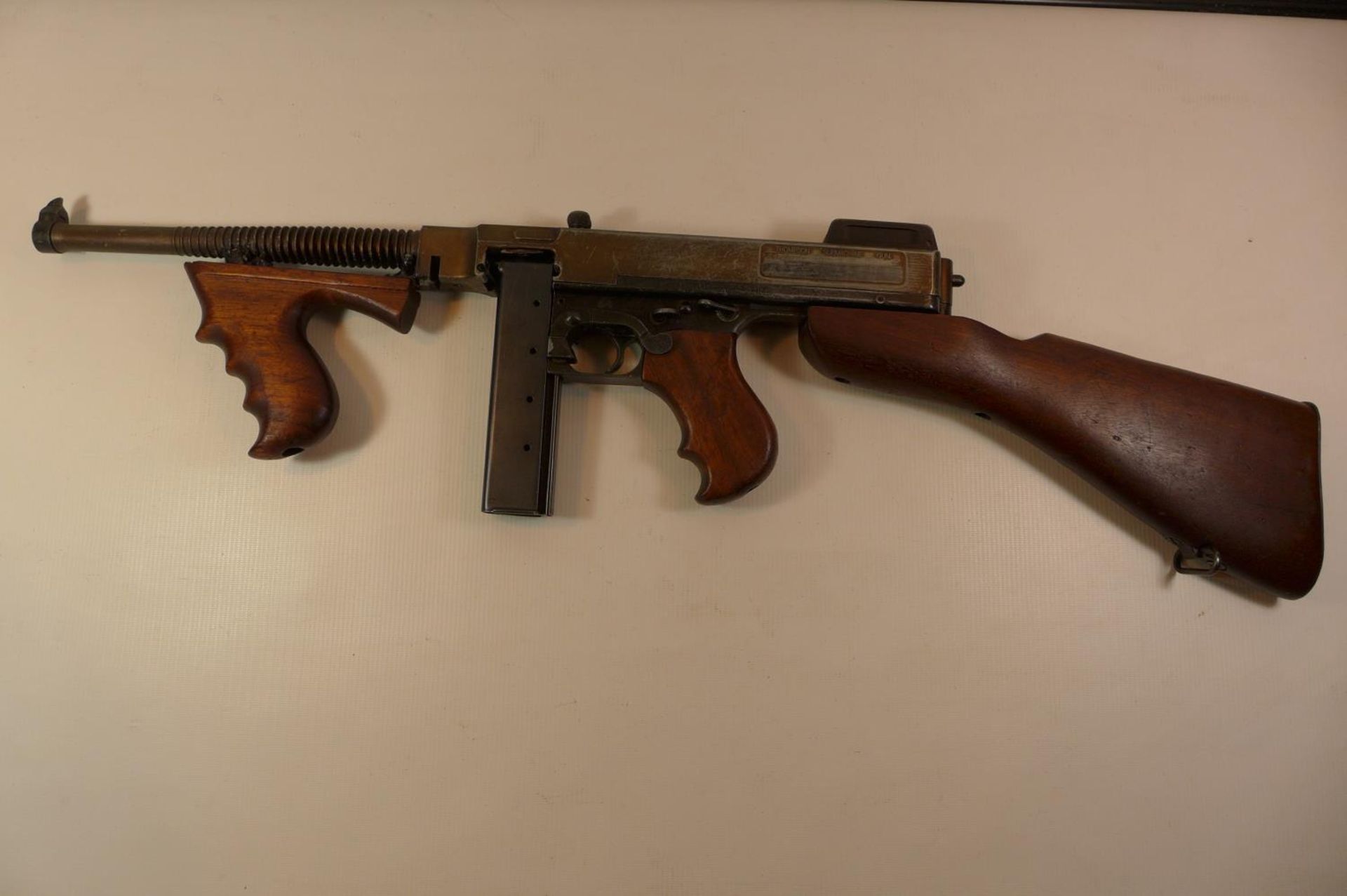 A REPLICA NON FIRING MODEL 1921 THOMPSON SUBMACHINE GUN, LENGTH 83CM