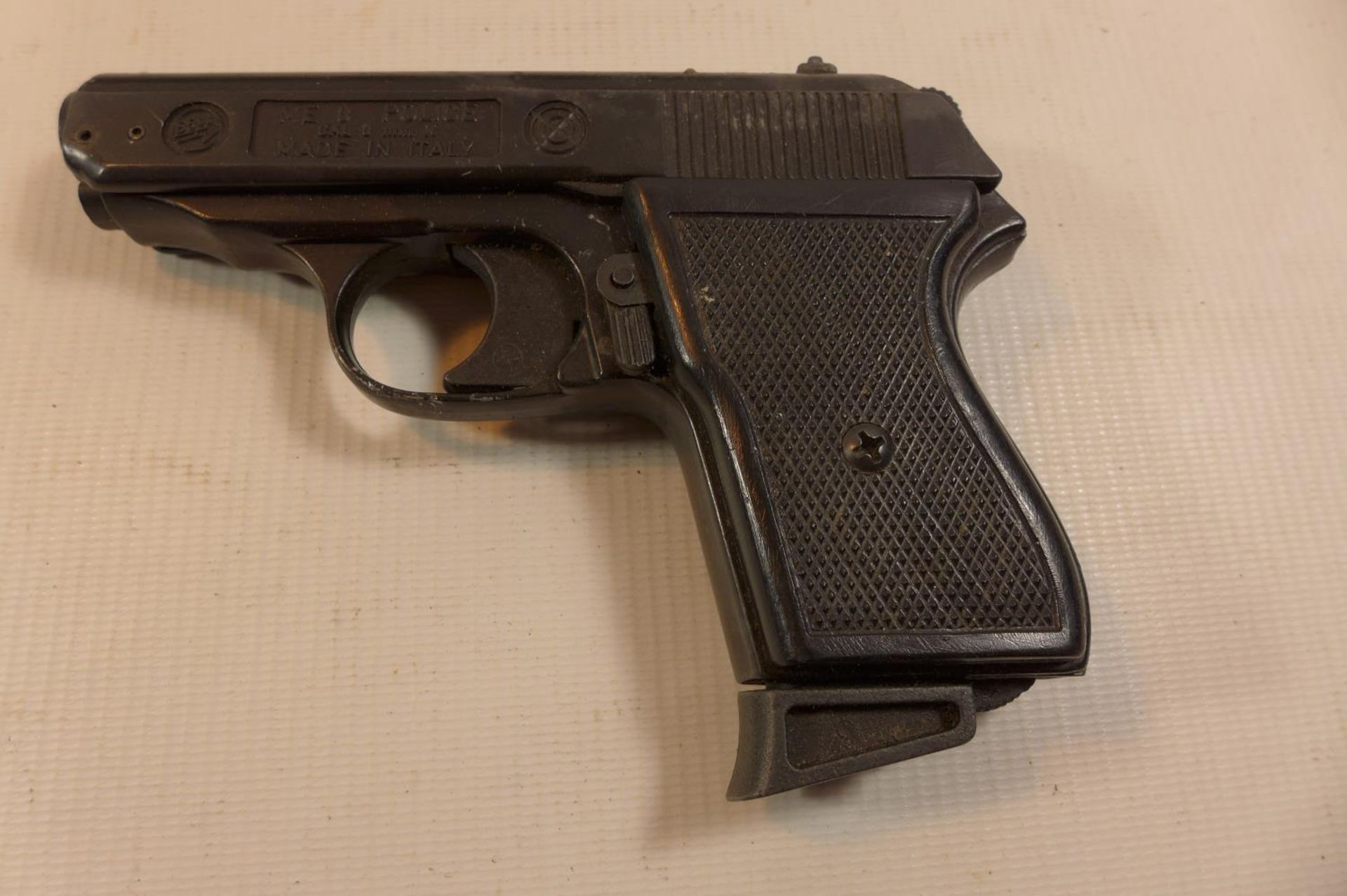 A BOXED WEBLEY ME8 POLICE 8MM BLANK FIRING UPWARD VENTING SEMI AUTOMATIC PISTOL - Image 4 of 6