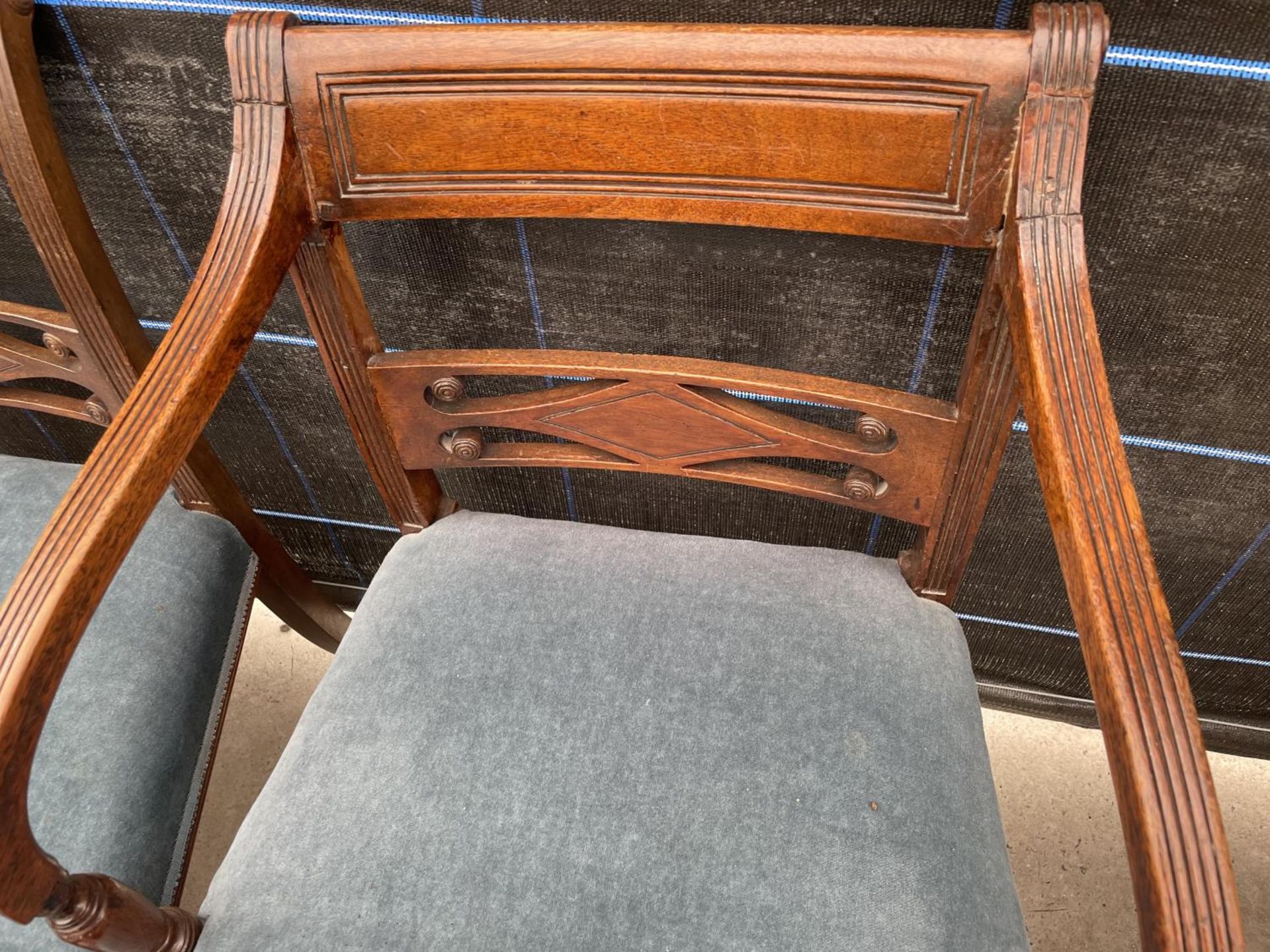 A SET OF SIX MAHOGANY 19TH CENTURY DINING CHAIRS ON TURNED FRONT LEGS, TO INCLUDE TWO CARVERS - Image 3 of 5