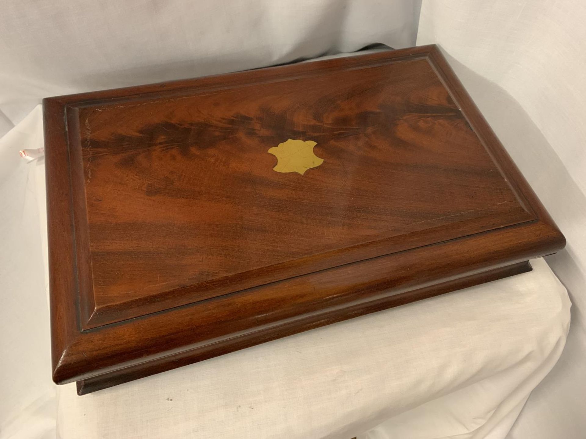 A MAHOGANY BOX WITH BRASS INLAY CONTAINING VARIOUS ITEMS OF FLATWARE - Image 8 of 8
