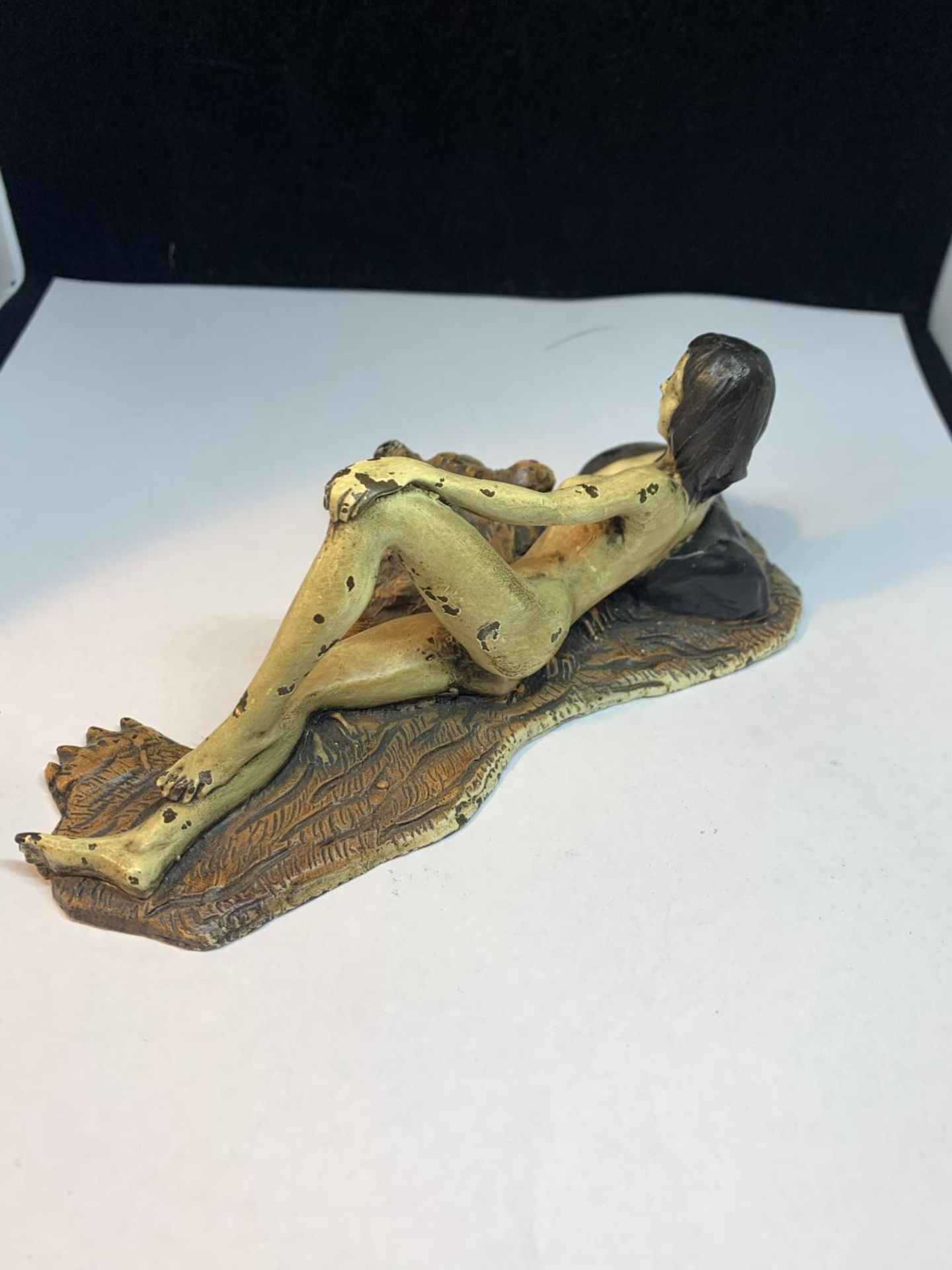 A COLD PAINTED BRONZE FIGURINE OF A NUDE LADY LYING ON A TIGER RUG - Image 2 of 4