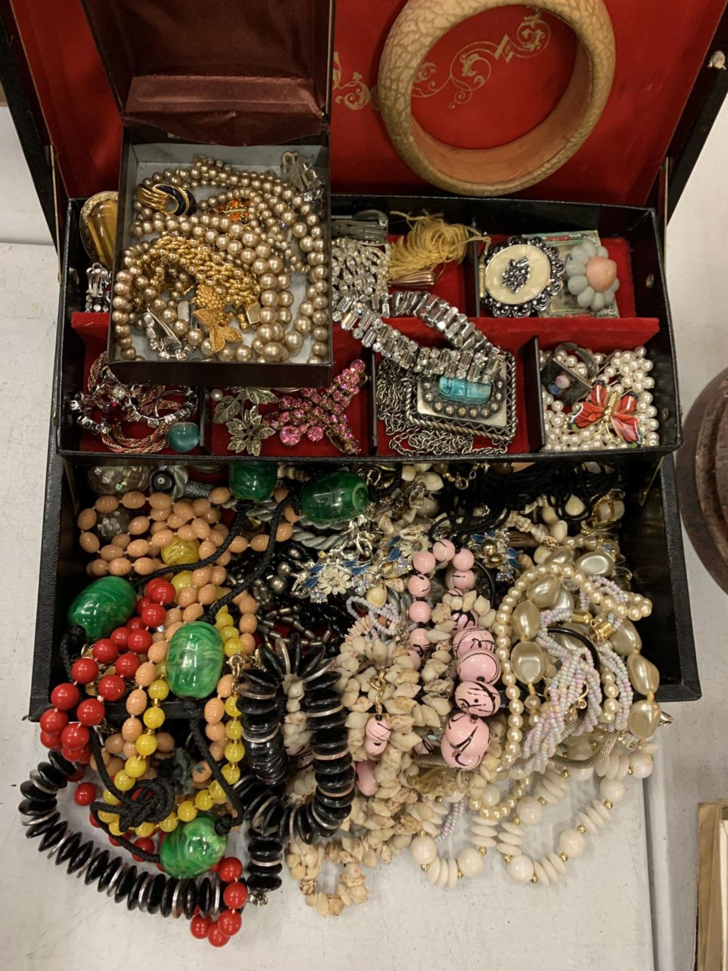 A JEWELLERY BOX AND LARGE QUANITY OF MIXED COSTUME JEWELLERY - Bild 2 aus 2