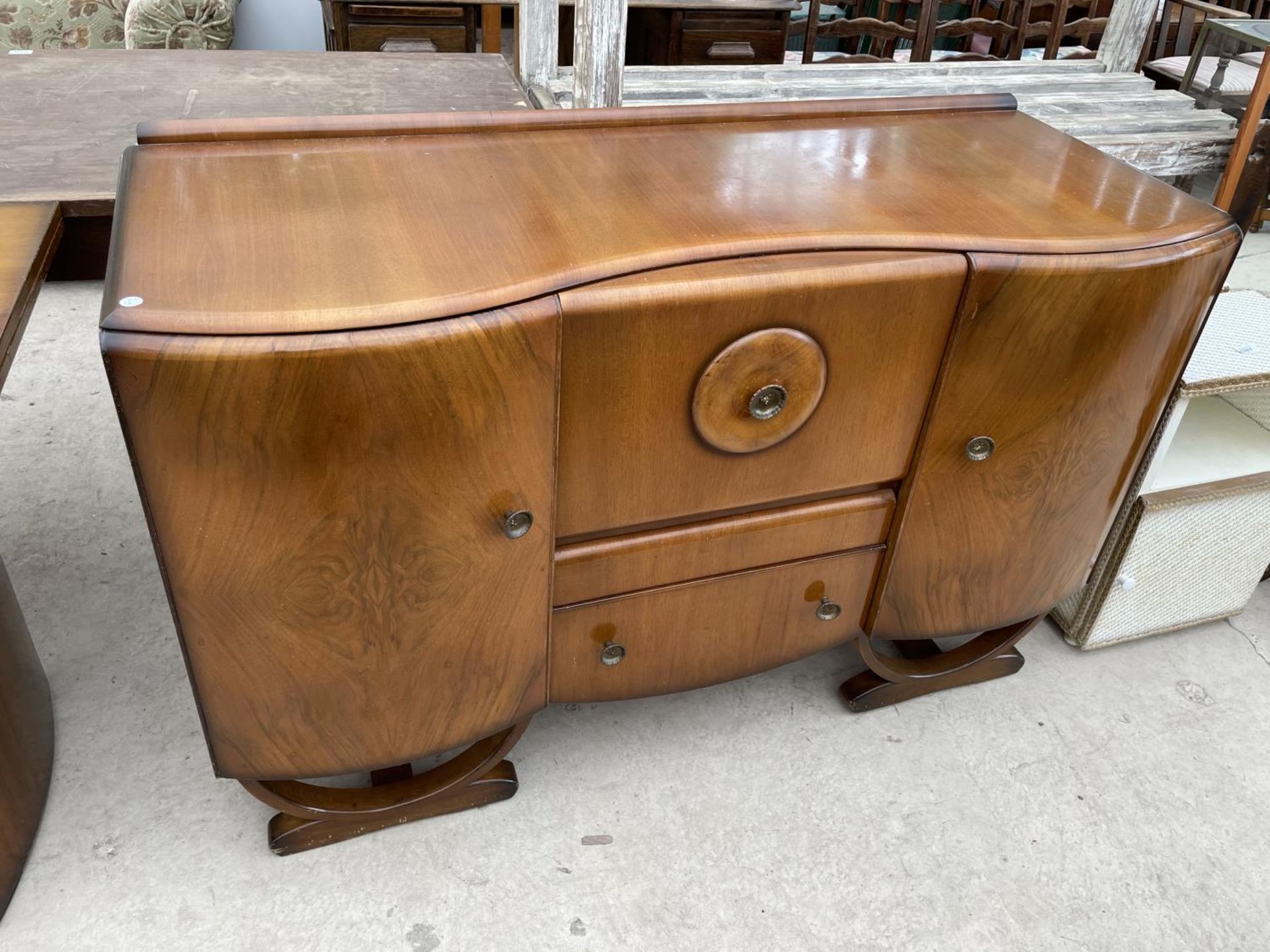 A MID 20TH CENTURY SHINY WALNUT SIDEBOARD AND MATCHING DRAW-LEAF DINING TABLE - Image 6 of 9