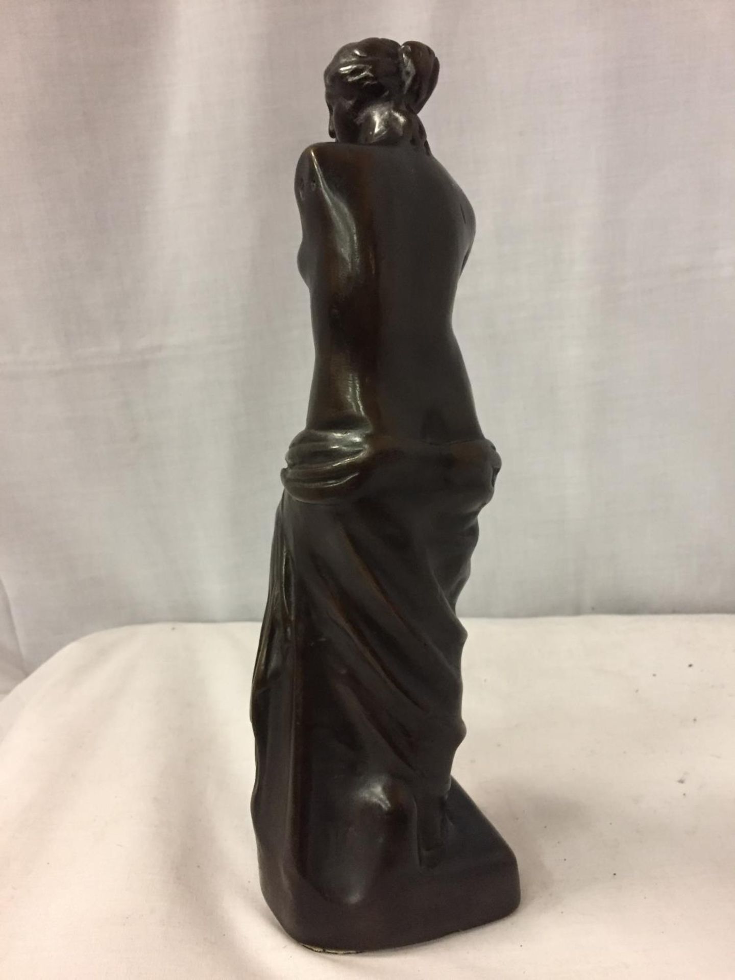 A FEMALE RESIN FIGURINE - Image 4 of 4