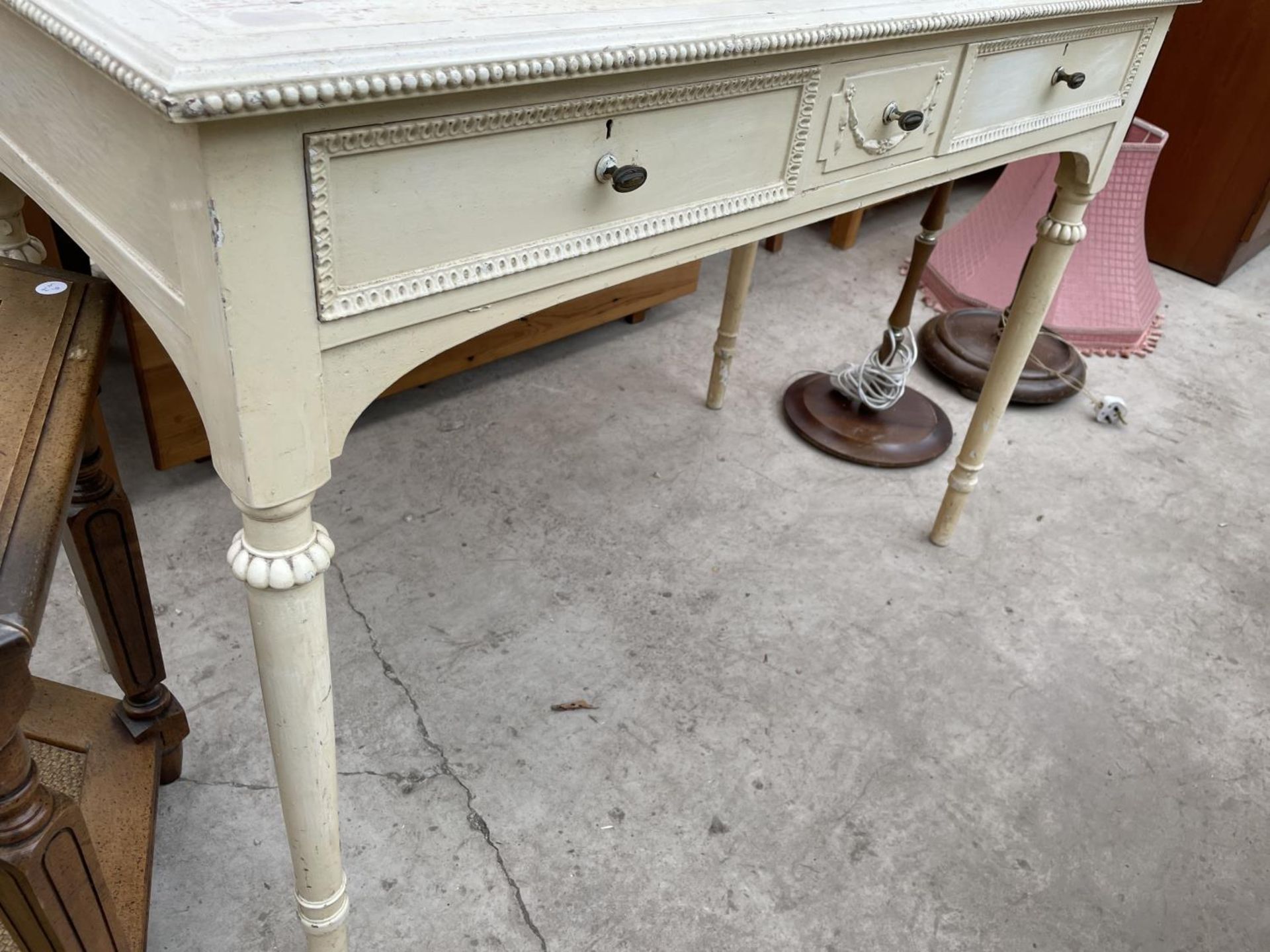 A WHITE PAINTED 19TH CENTURY STYLE TWO DRAWER SIDE TABLE ON TURNED TAPERING LEGS, 42" WIDE - Image 3 of 3