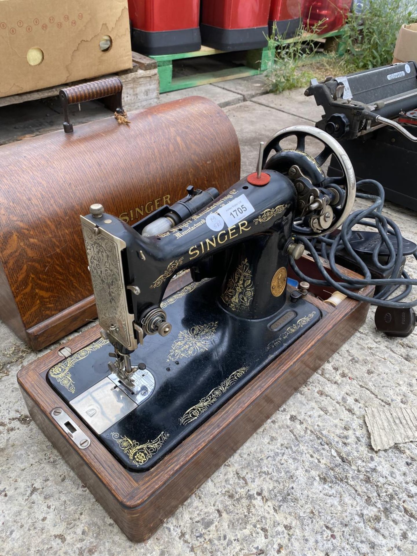 A VINTAGE SINGER ELECTRIC SEWING MACHINE - Image 3 of 4