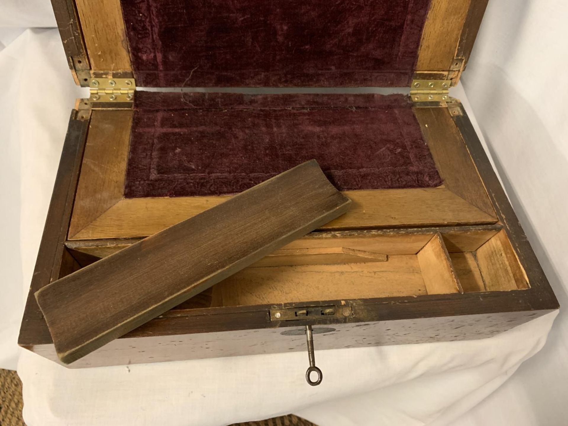 A MAHOGANY WRITING SLOPE WITH A DECORATIVE PLAQUE AND KEY TO INCLUDE A PARKER BIRO - Image 3 of 4