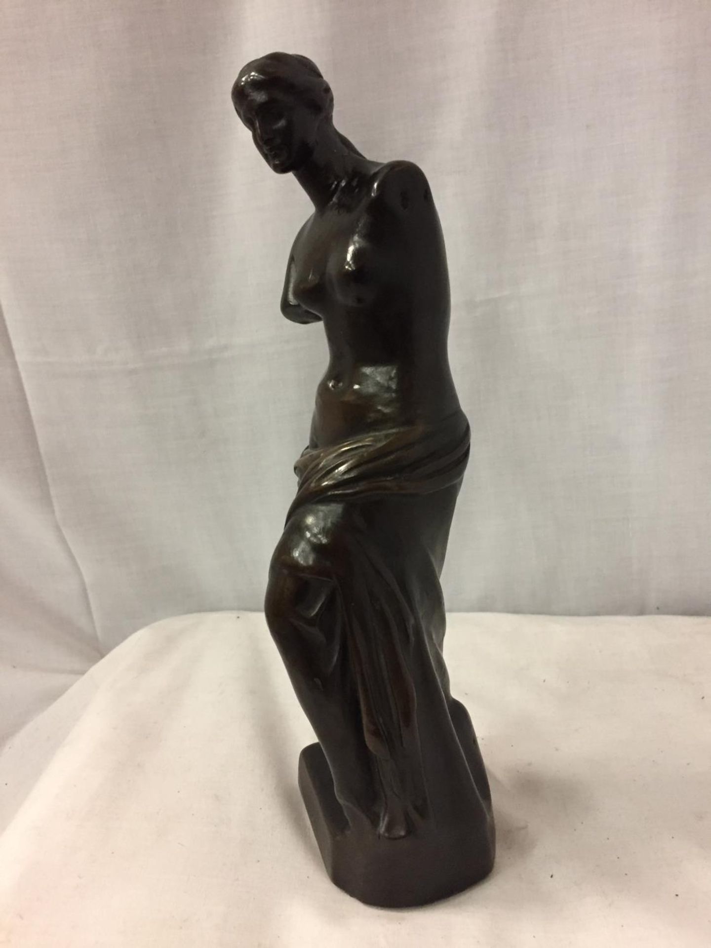A FEMALE RESIN FIGURINE - Image 3 of 4