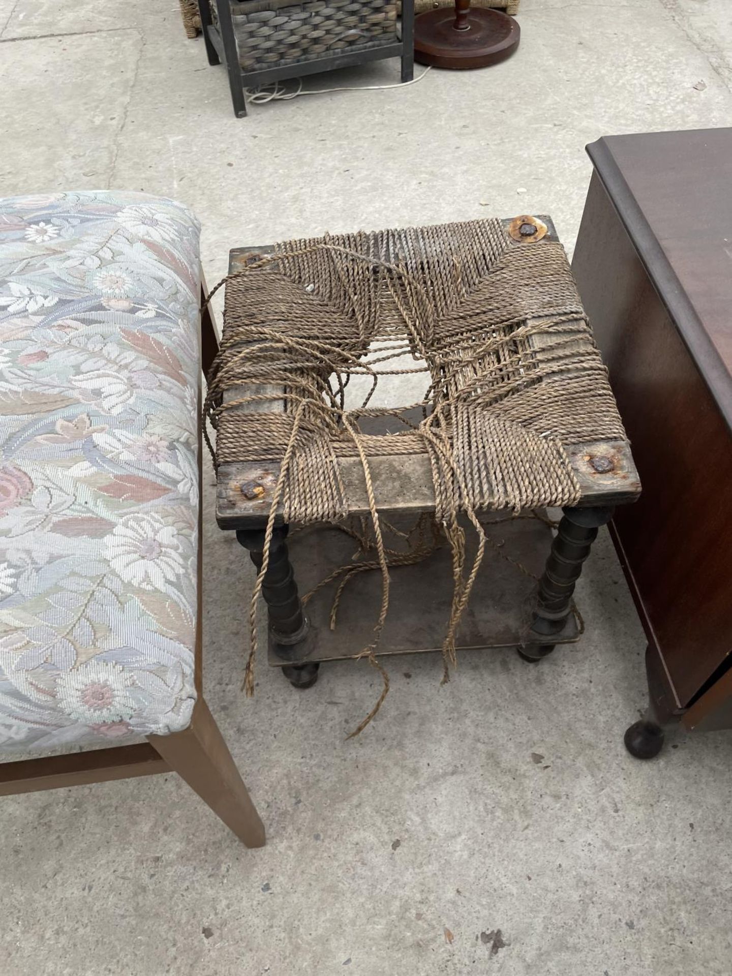 A BEDROOM CHAIR AND TWO STOOLS - Image 4 of 4