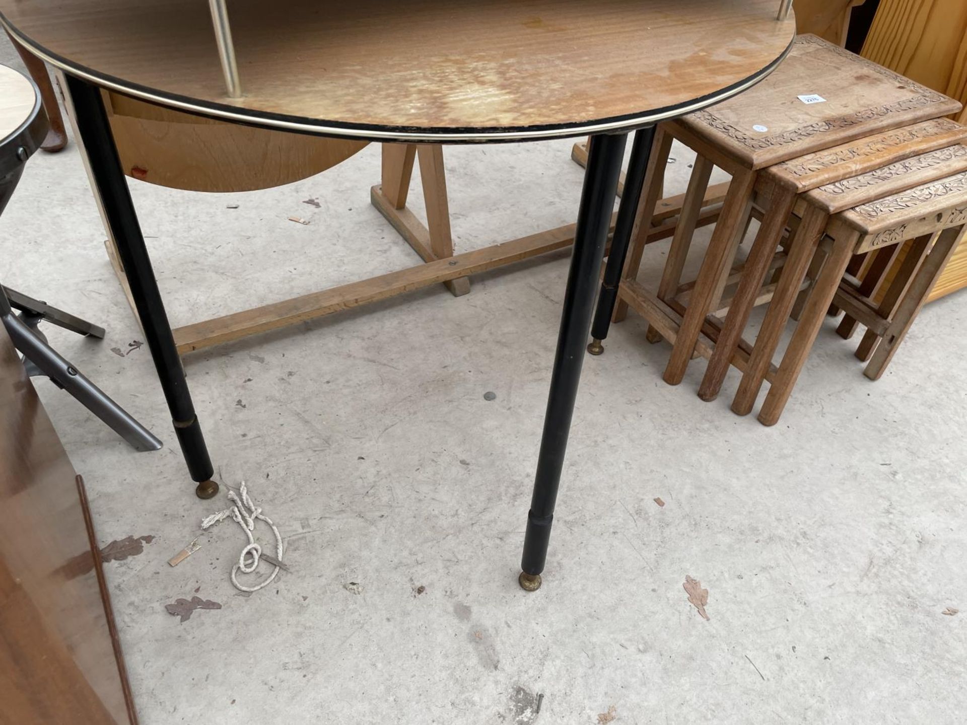 A RETRO TEAK CONSOLE TABLE ON BLACK LEGS - Image 3 of 3