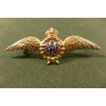 A 9CT GOLD AND ENAMEL RAF SWEETHEART BADGE. WEIGHT 3.38G MARKED TLM