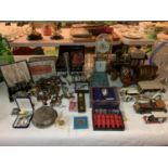 AN ASSORTMENT OF DECORATIVE SPOONS AND BRASSWARE, TOY CARS AND SMALL LEATHER COIN PURSES ETC
