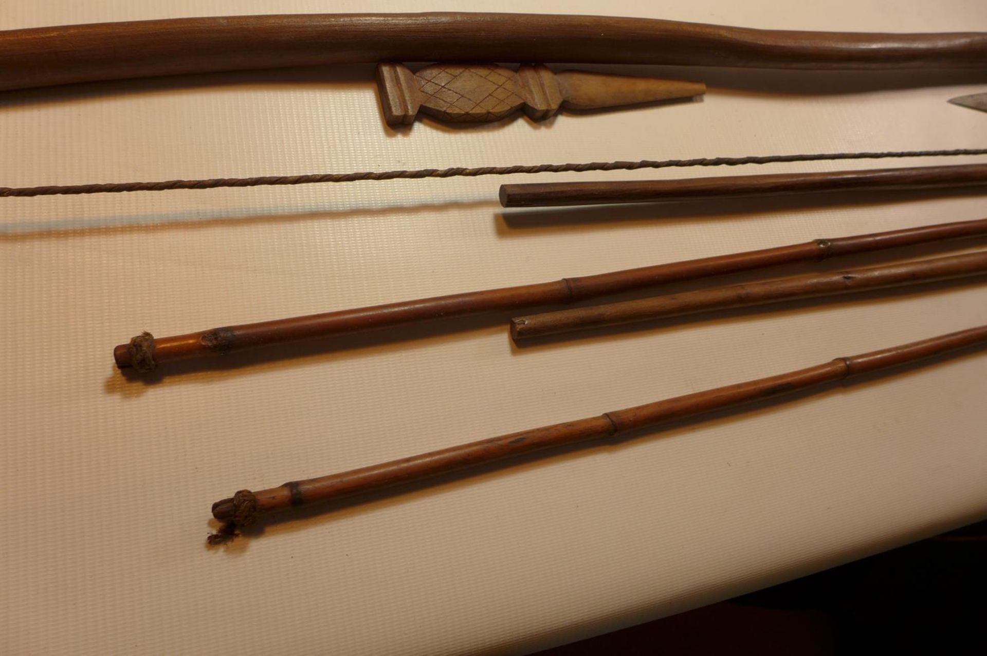 AN AFRICAN BOW, LENGTH 151CM 2 SPEARS, 2 FISHING SPEARS, AN AFRICAN KNIFE AND A WOODEN KNIFE - Image 5 of 5