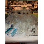 A LARGE NUMBER OF GLASS ITEMS TO INCLUDE EDINBURGH CRYSTAL WINE GLASSES, A LARGE DECORATIVE BOWL AND