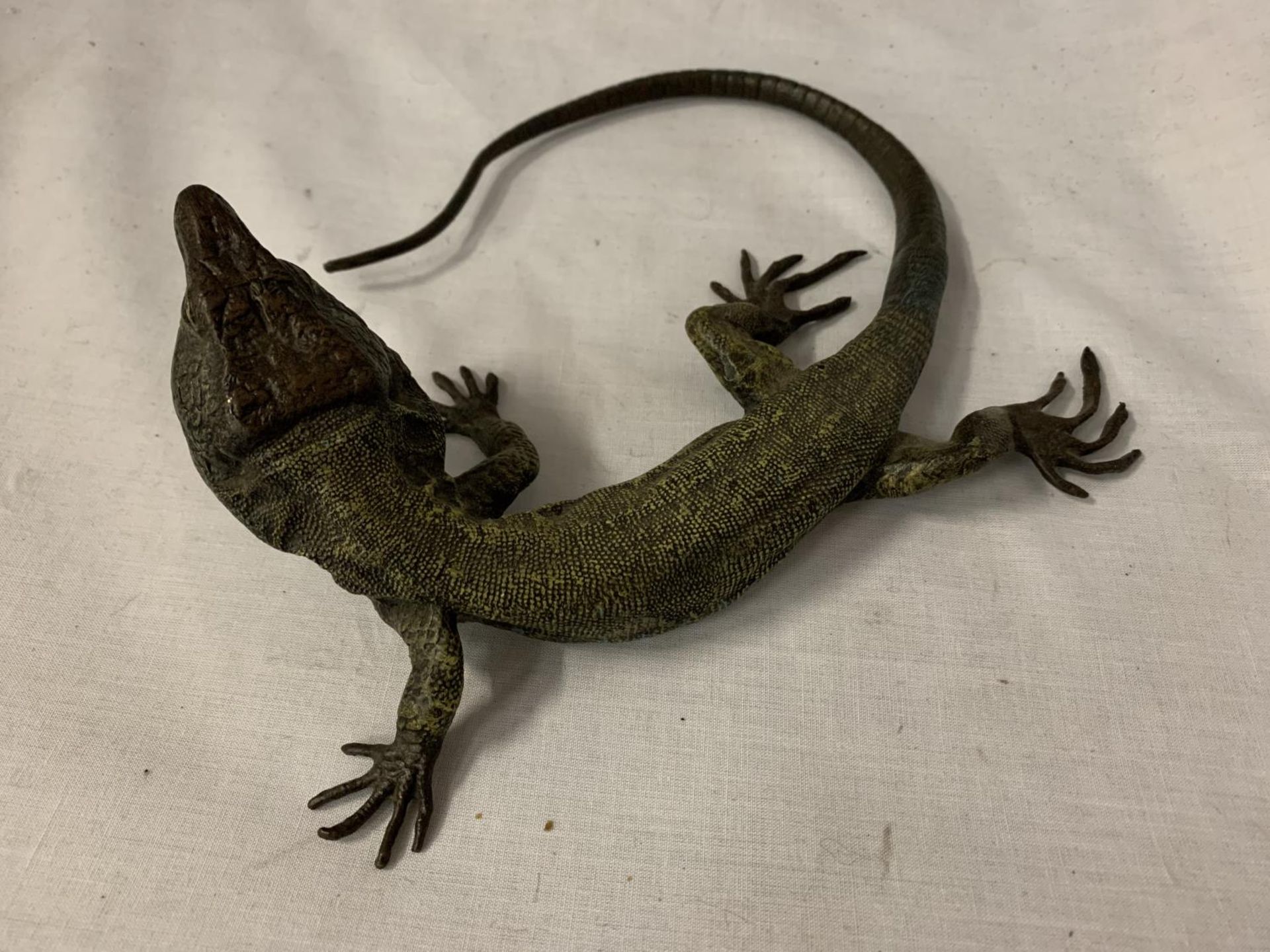 A COLD PAINTED BRONZE FIGURE OF A LIZARD - Image 3 of 4