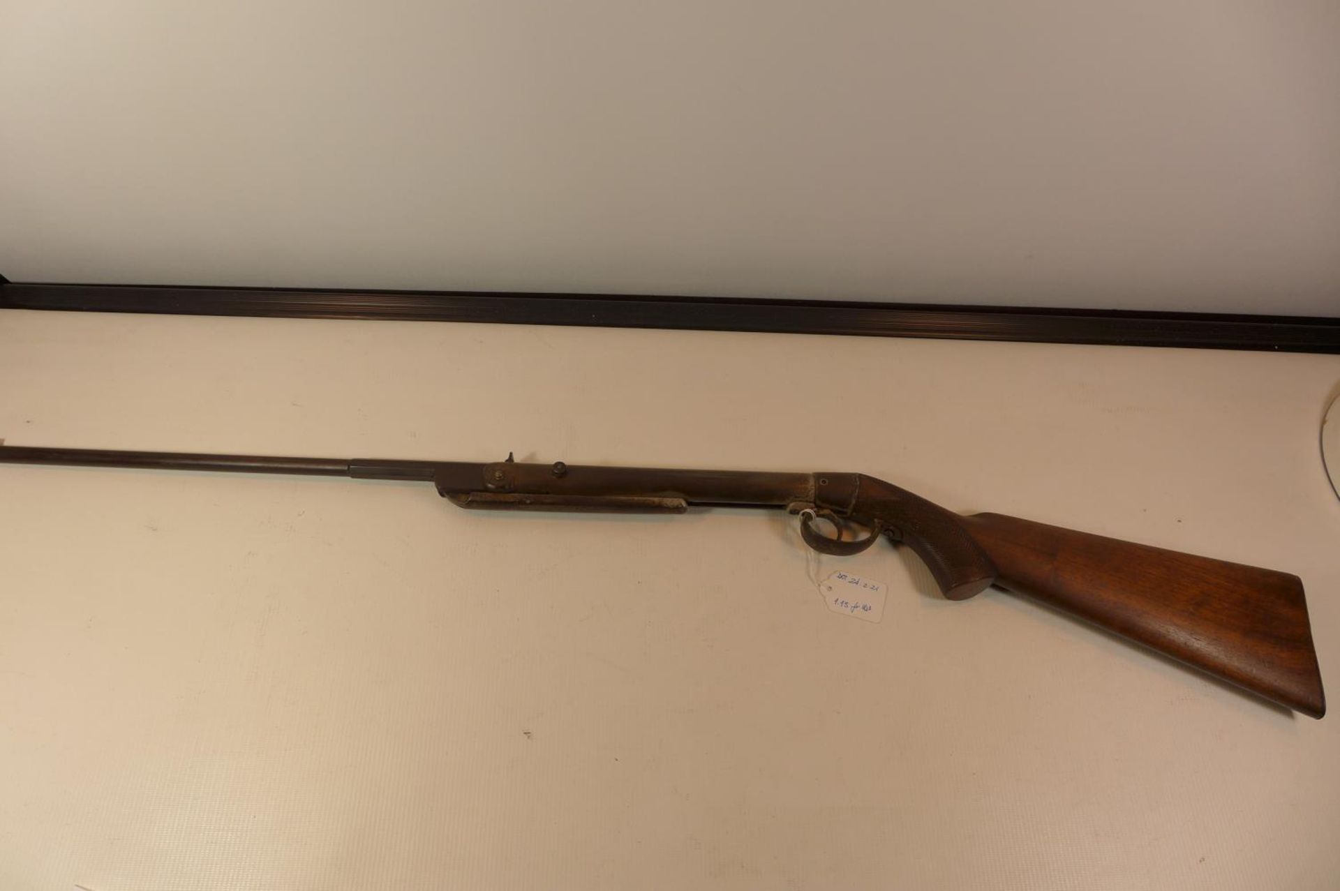 A MILLITA PATENT 177 CALIBRE AIR RIFLE WITH 45CM BARREL. SERIAL NUMBER 5594