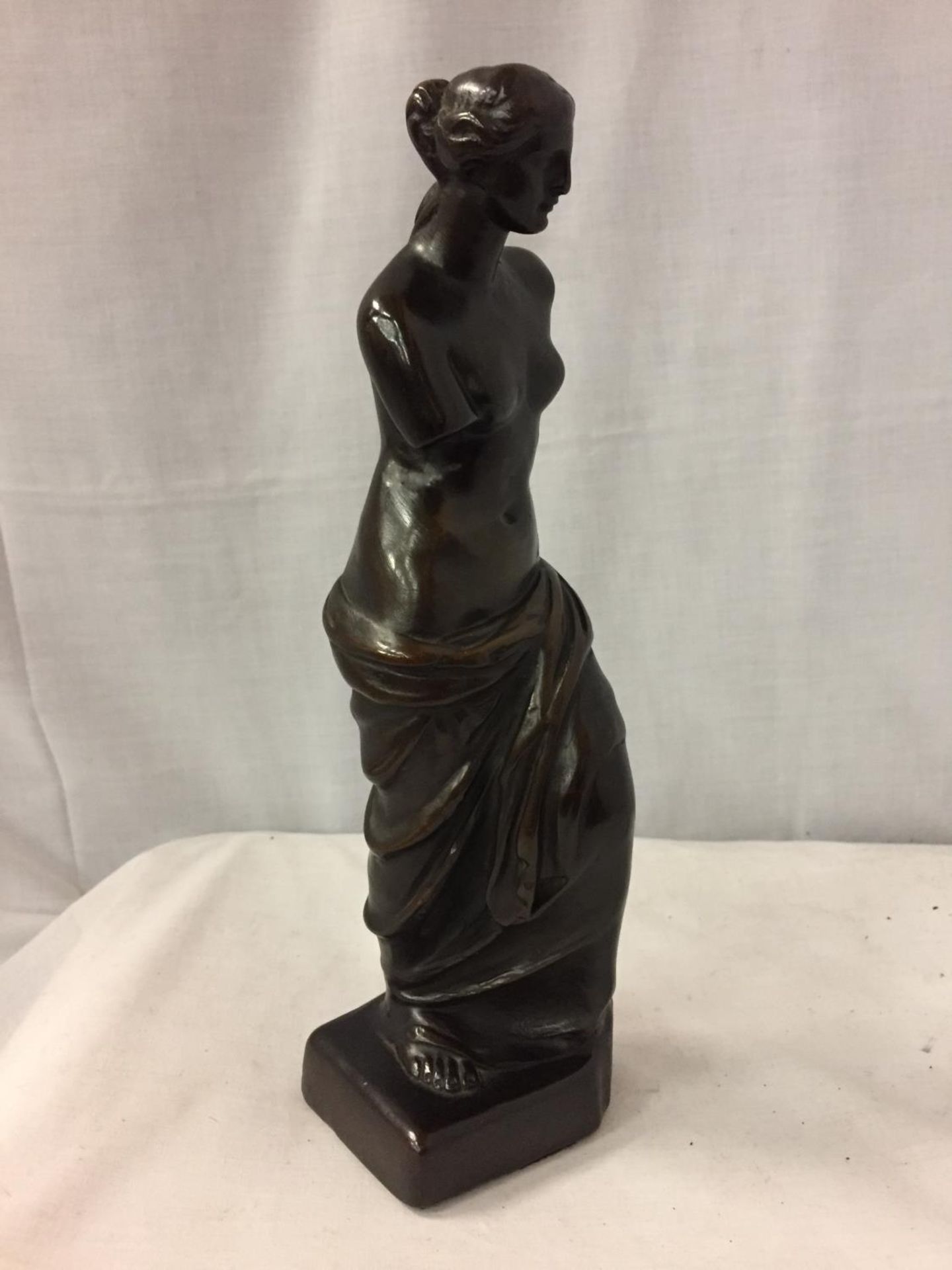 A FEMALE RESIN FIGURINE - Image 2 of 4