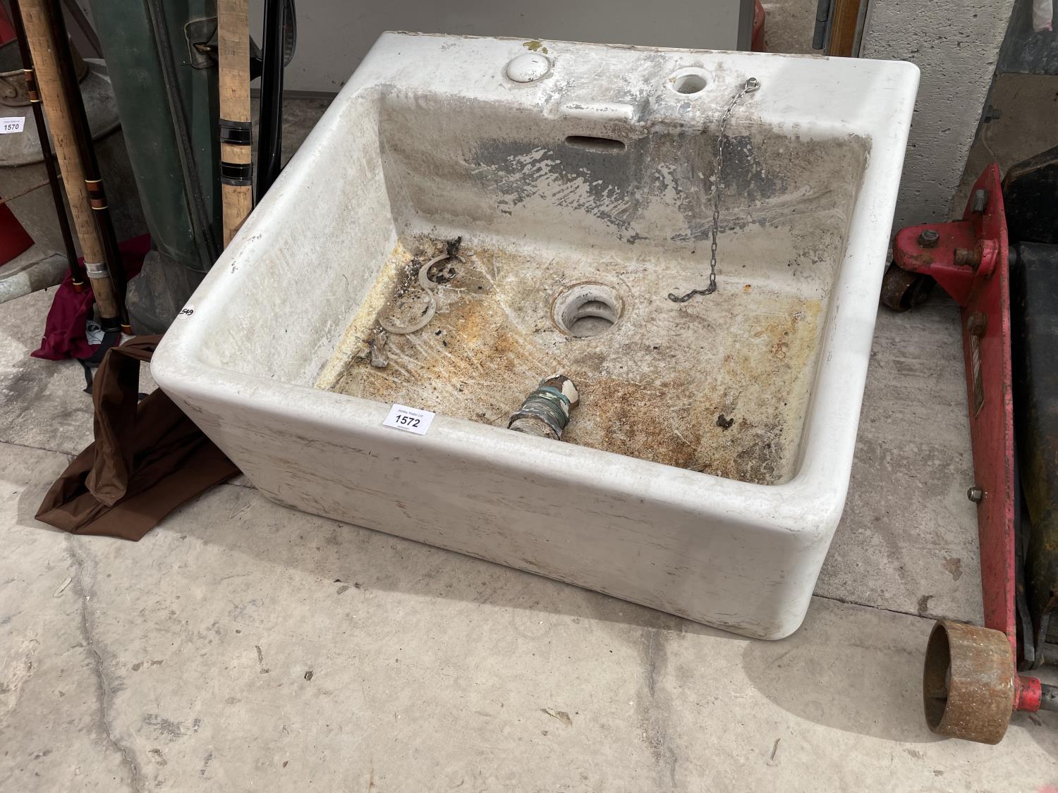 A VINTAGE WHITE BELFAST SINK