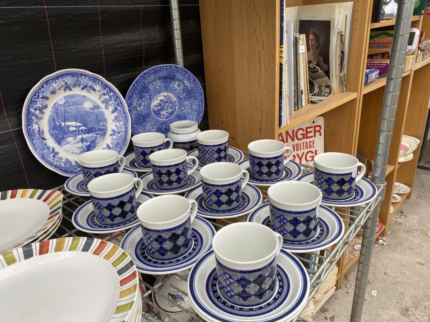 AN ASSORTMENT OF BLUE AND WHITE CERAMIC WARE TO INCLUDE 11 ROYAL DOULTON LAMBETHWARE CUPS AND - Image 2 of 3