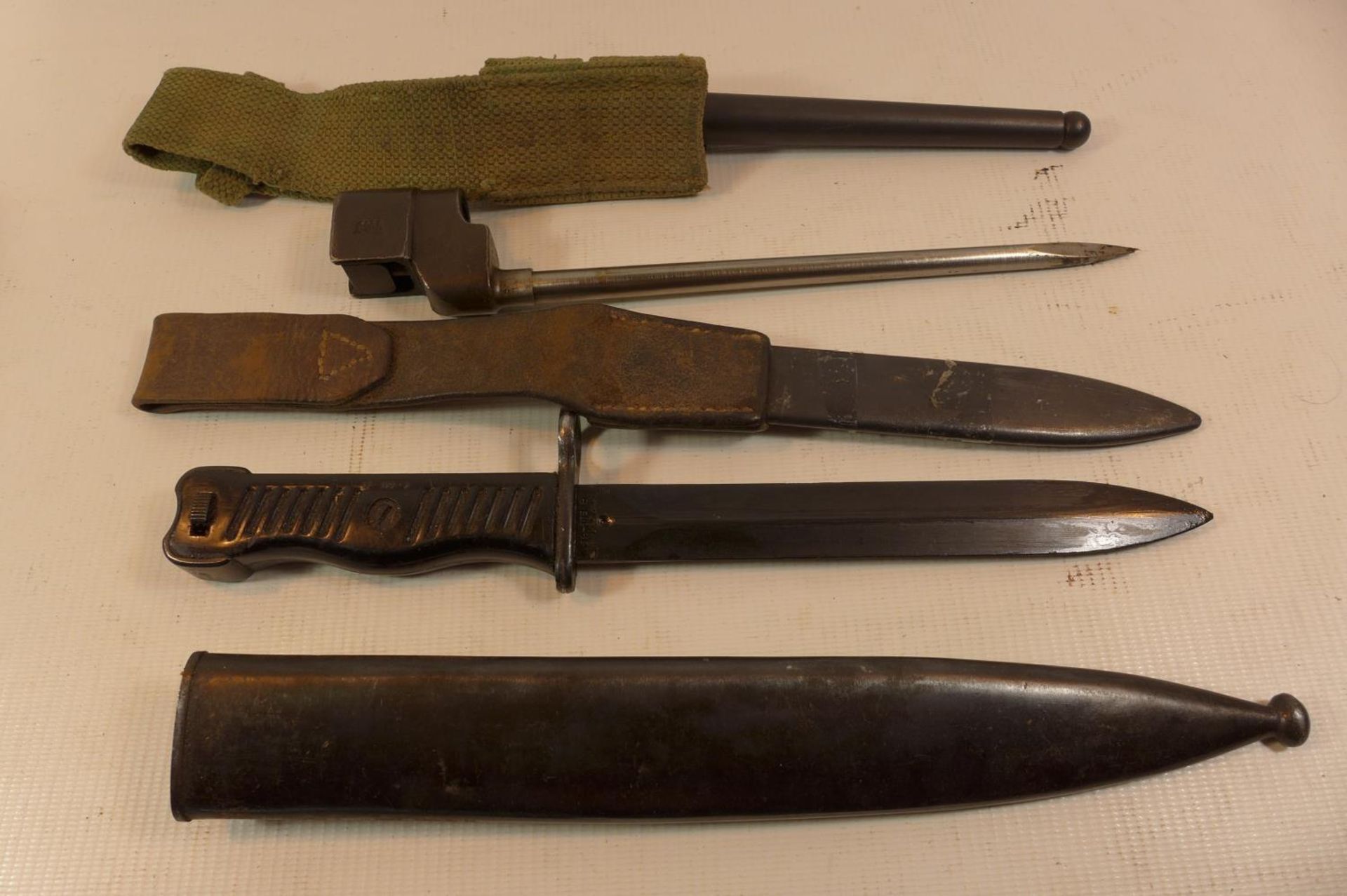 A YUGOSLAVIAN M56 BAYONET FOR RM1956 SUB MACHINE GUN, 17.5CM BLADE, COMPELTE WITH FROG, MARK II - Image 2 of 4