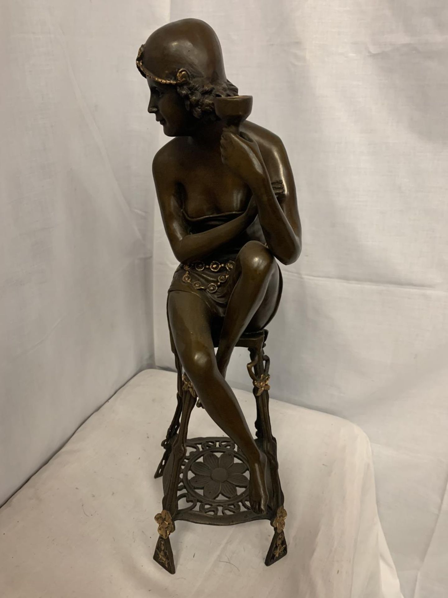 A LARGE BRONZE SCULPTURE OF A DECO STYLE SEATED LADY DRINKING COCKTAILS H:55CM - Image 3 of 4