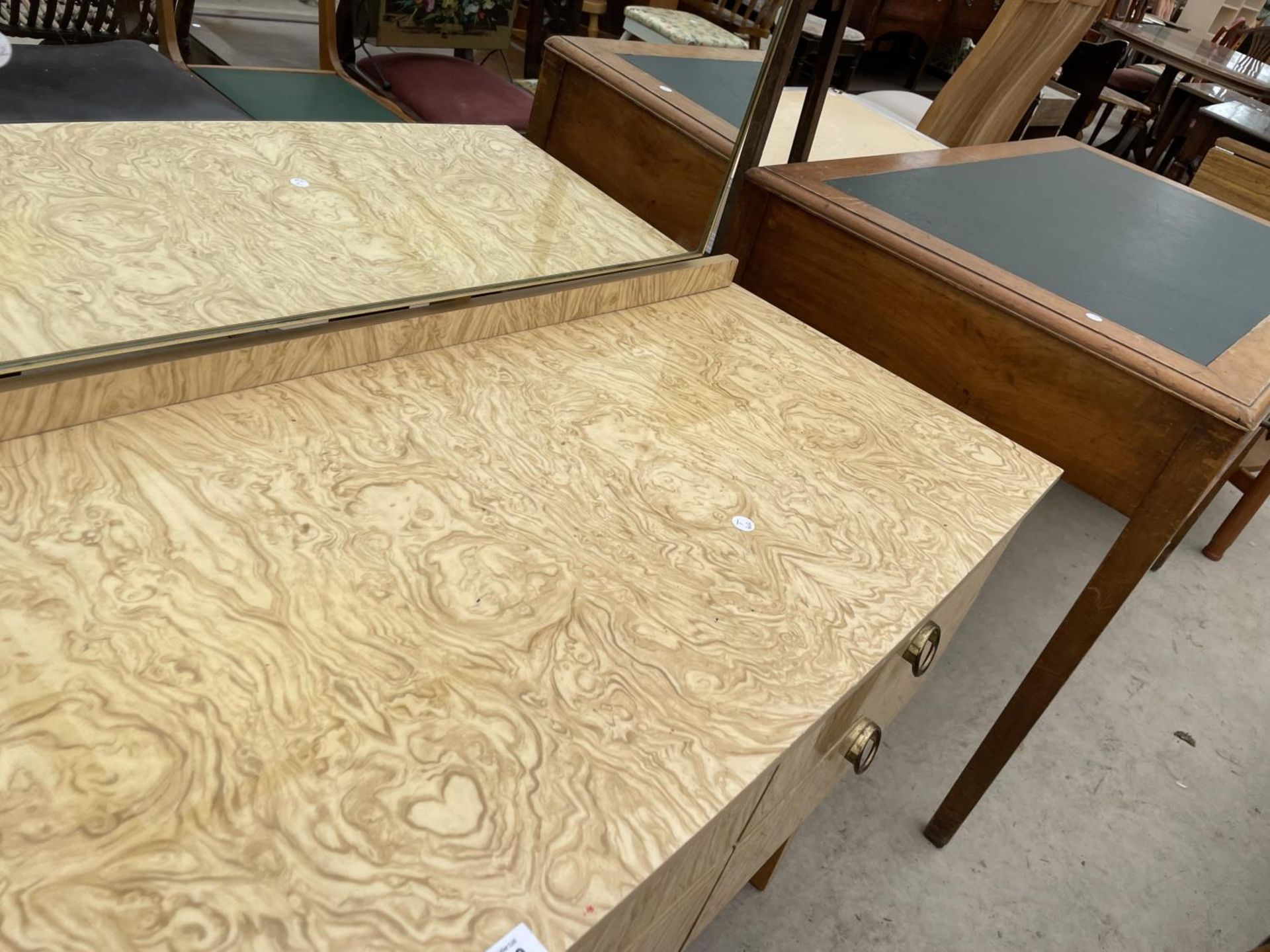 A MID 20TH CENTURY CREAM AND WALNUT EFFECT DRESSING TABLE ENCLOSING SIX DRAWERS - Image 4 of 7