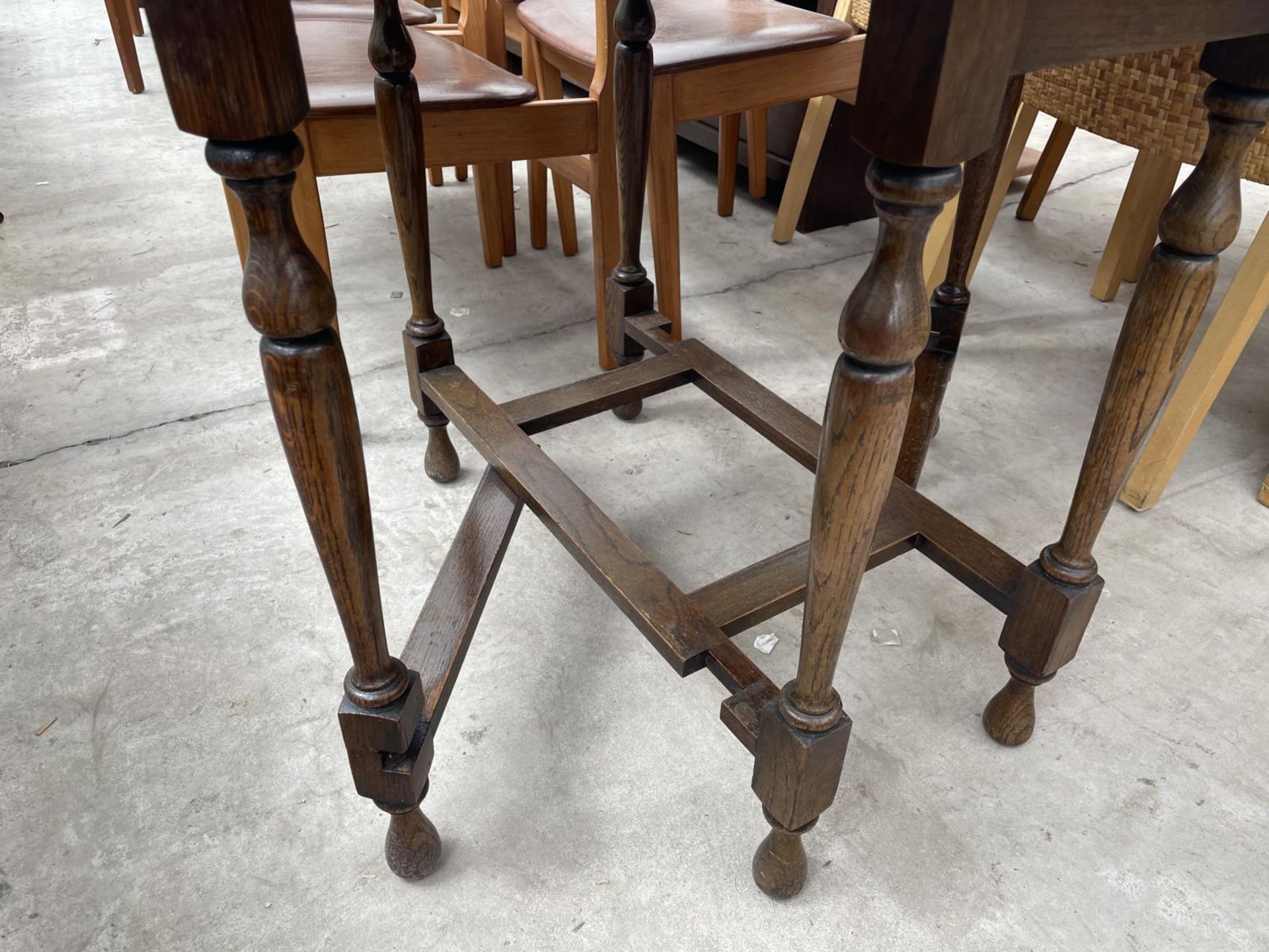 AN EARLY 20TH CENTURY OAK GATELEG TABLE ON TURNED LEGS - Image 3 of 4