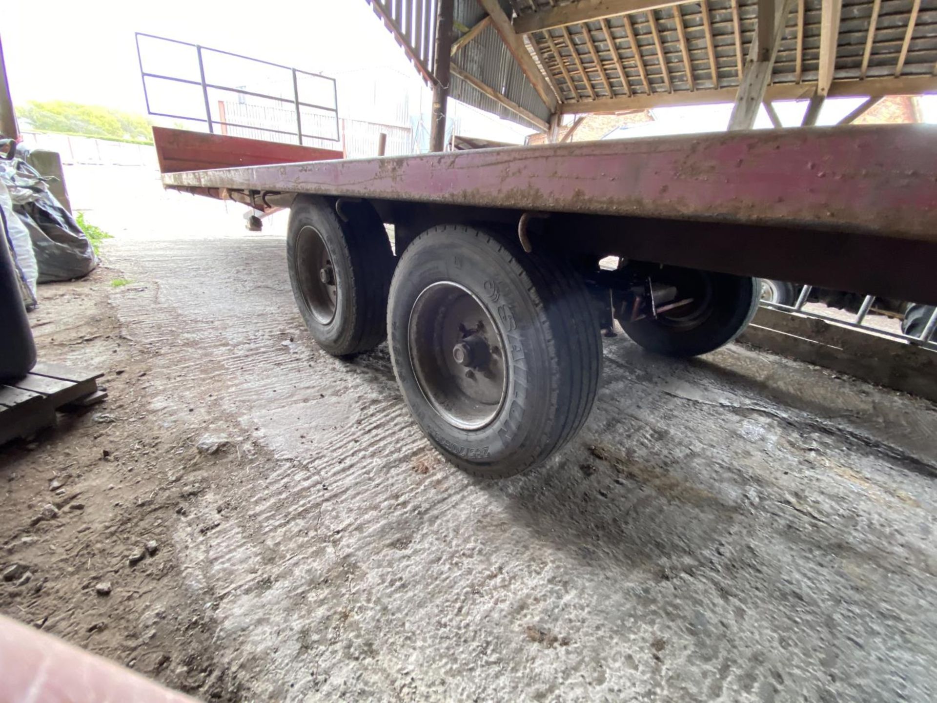 MARSHALL 24' BALE TRAILER WITH CHEQUER PLATE FLOOR ON 4 ROAD TYRES WITH SPARE ROAD TYRE & WHEEL - Image 4 of 4