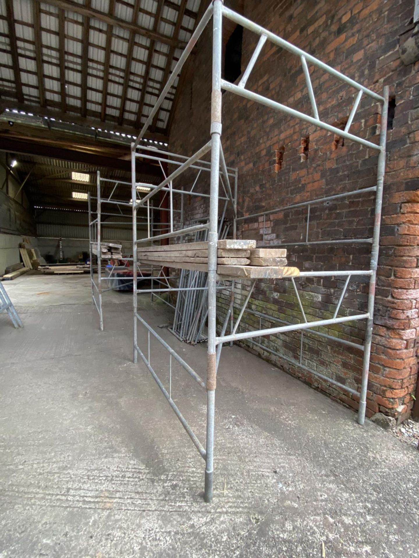 13 SECTIONS SCAFFOLD TOWER WITH 4 JACK LEGS, 2' STABILIZERS AND TIMBER PLATFORM TO REACH 30' - Image 4 of 4