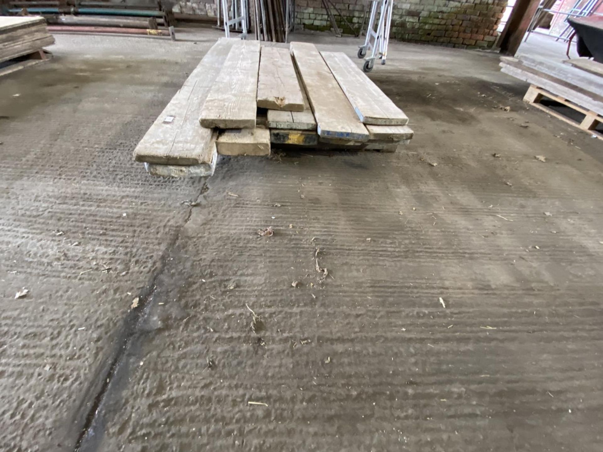 PALLET OF SCAFFOLD PLANKS APPROX 13 - Image 3 of 3