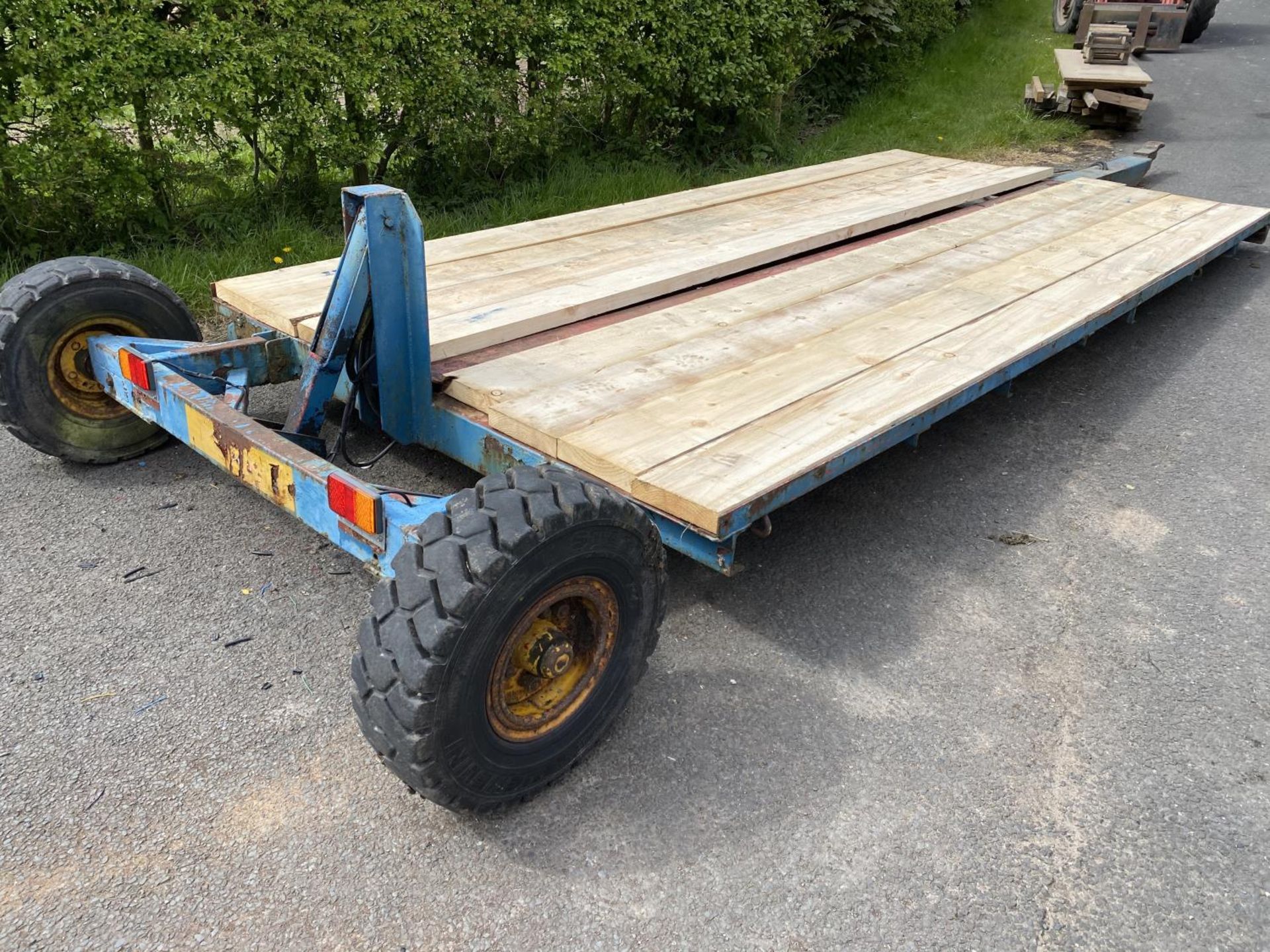 LOW LOADING TRAILER 13'10" LONG (NEW TIMBER FLOOR)