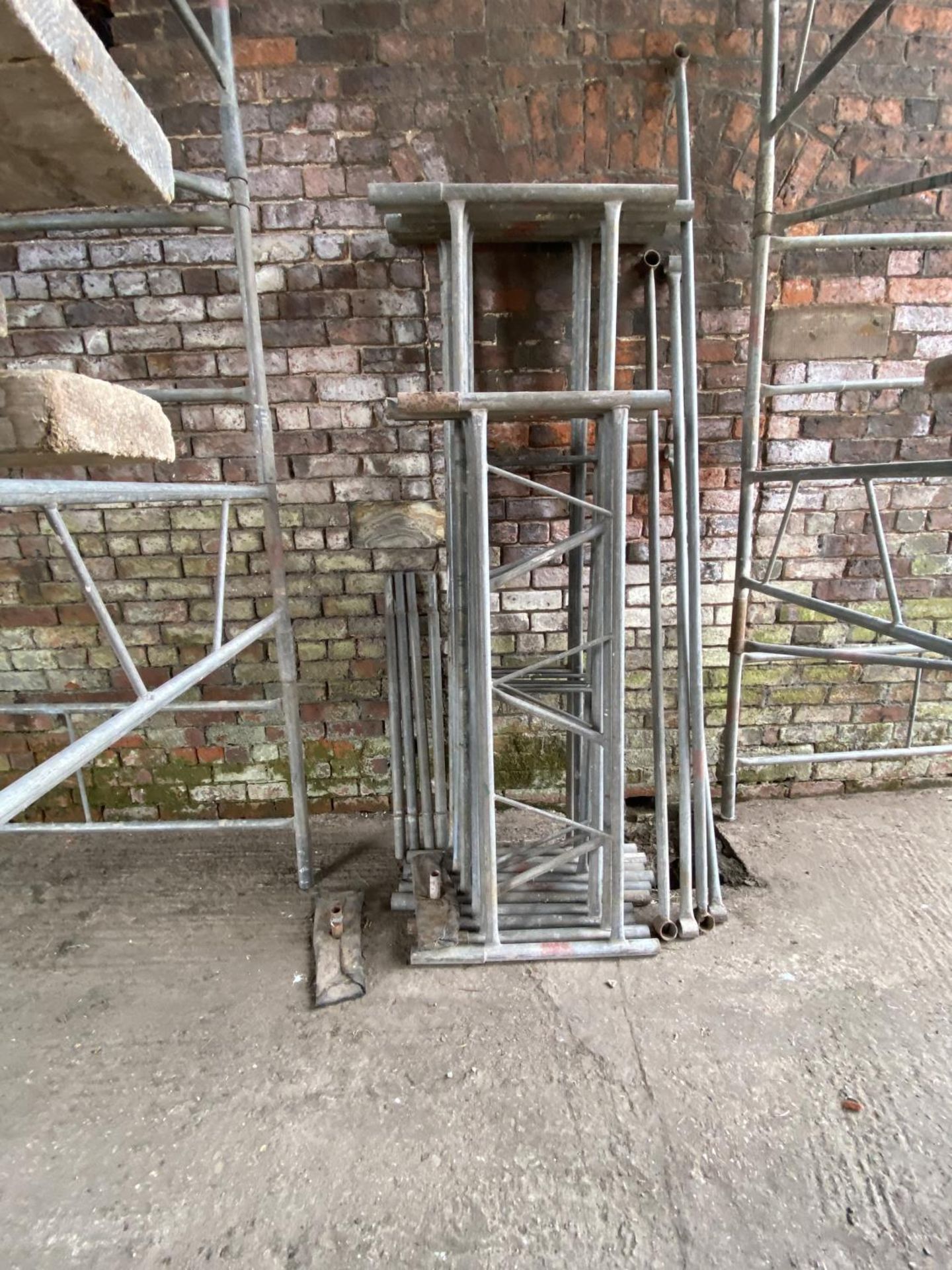 13 SECTIONS SCAFFOLD TOWER WITH 4 JACK LEGS, 2' STABILIZERS AND TIMBER PLATFORM TO REACH 30' - Image 3 of 4