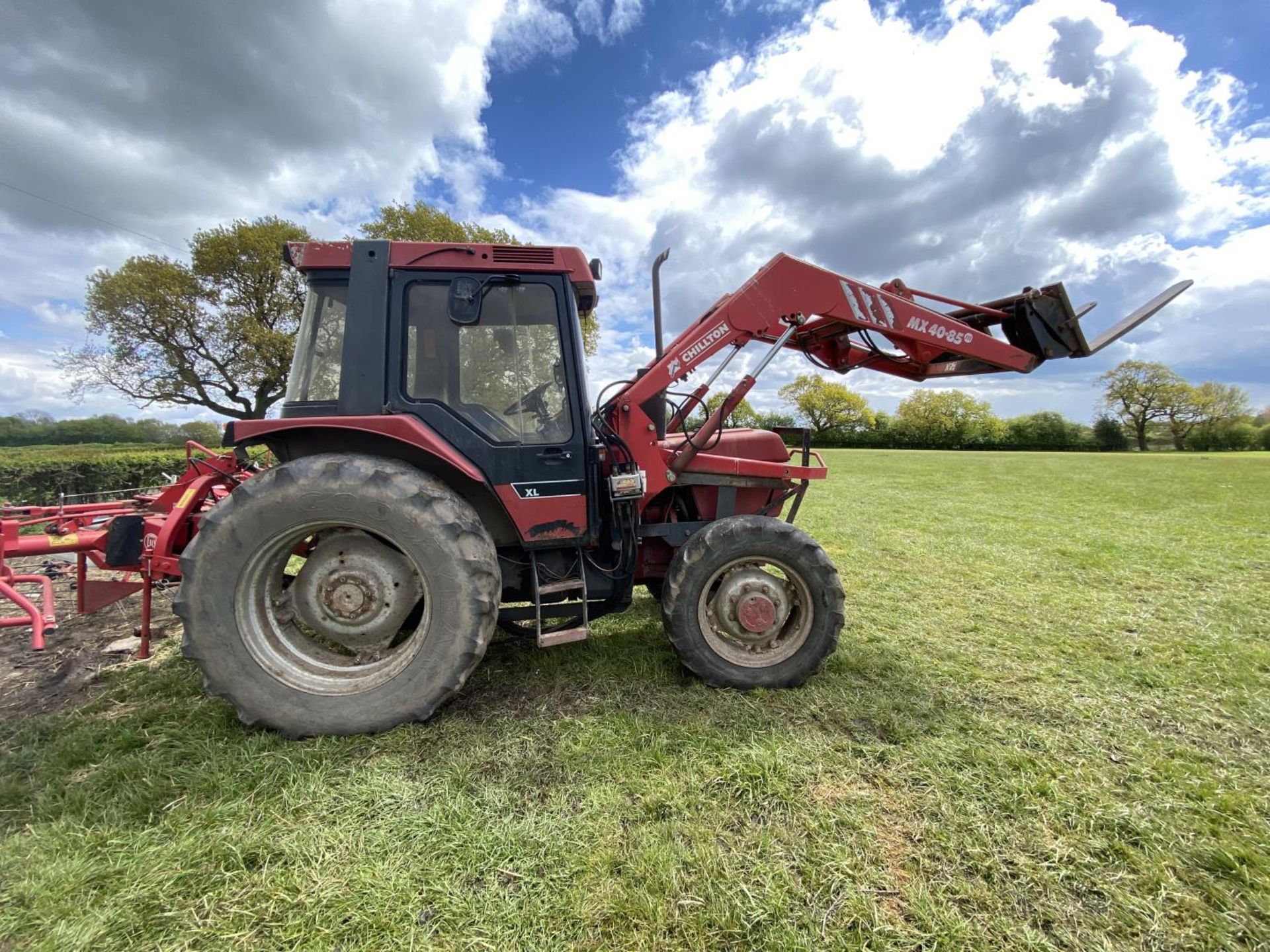 CASE 895XLTRACTOR WITH CHILTON MX40.85 FORE END LOADER (_____hrs.)