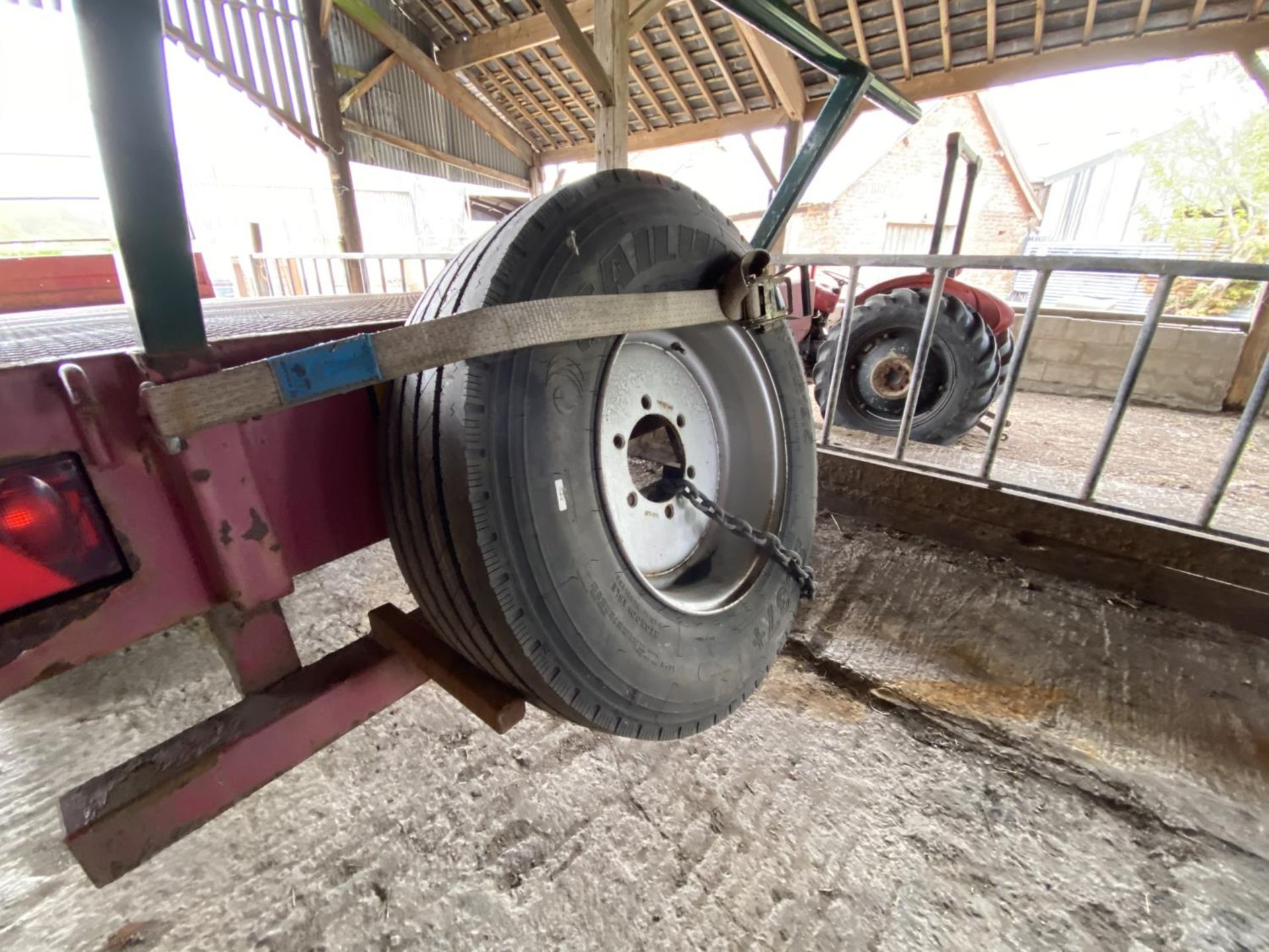 MARSHALL 24' BALE TRAILER WITH CHEQUER PLATE FLOOR ON 4 ROAD TYRES WITH SPARE ROAD TYRE & WHEEL - Image 3 of 4