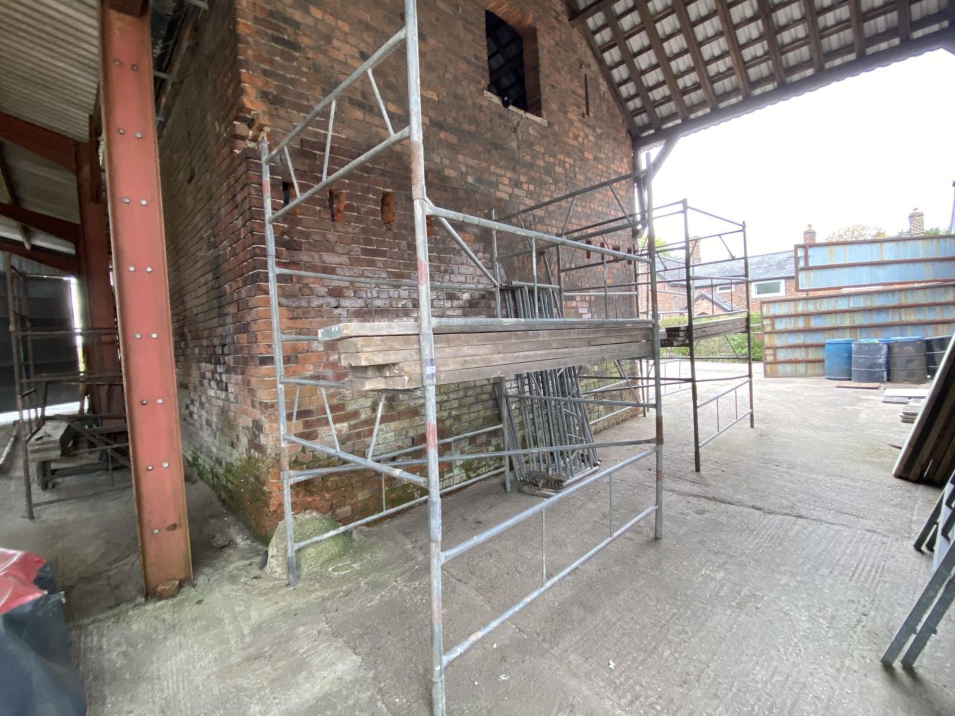 13 SECTIONS SCAFFOLD TOWER WITH 4 JACK LEGS, 2' STABILIZERS AND TIMBER PLATFORM TO REACH 30'