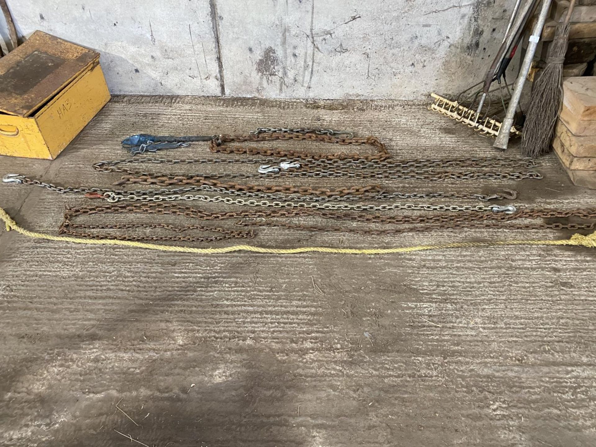 10 VARIOUS CHAINS & TOW ROPE